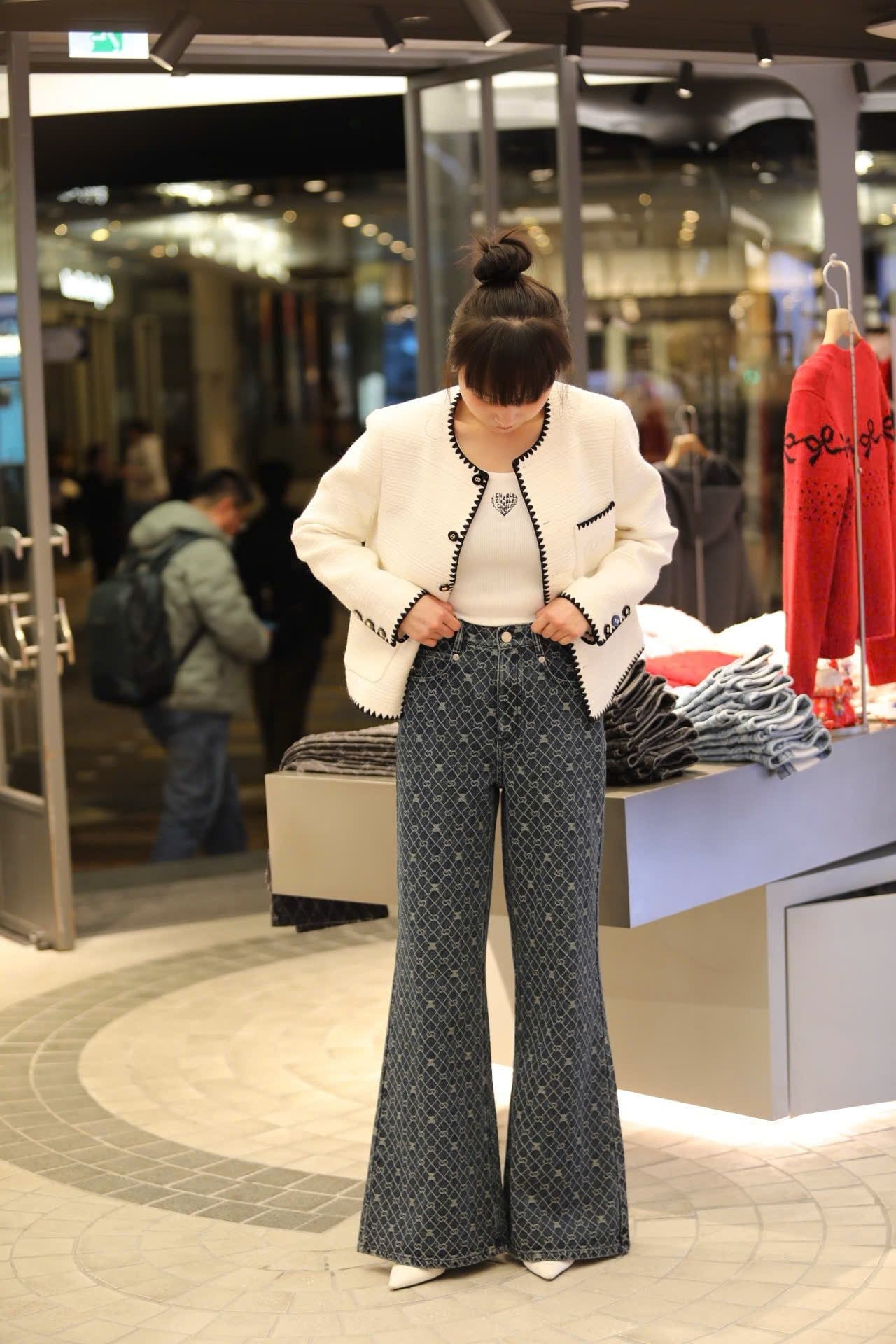  Áo dạ tweed trắng, viền đen 