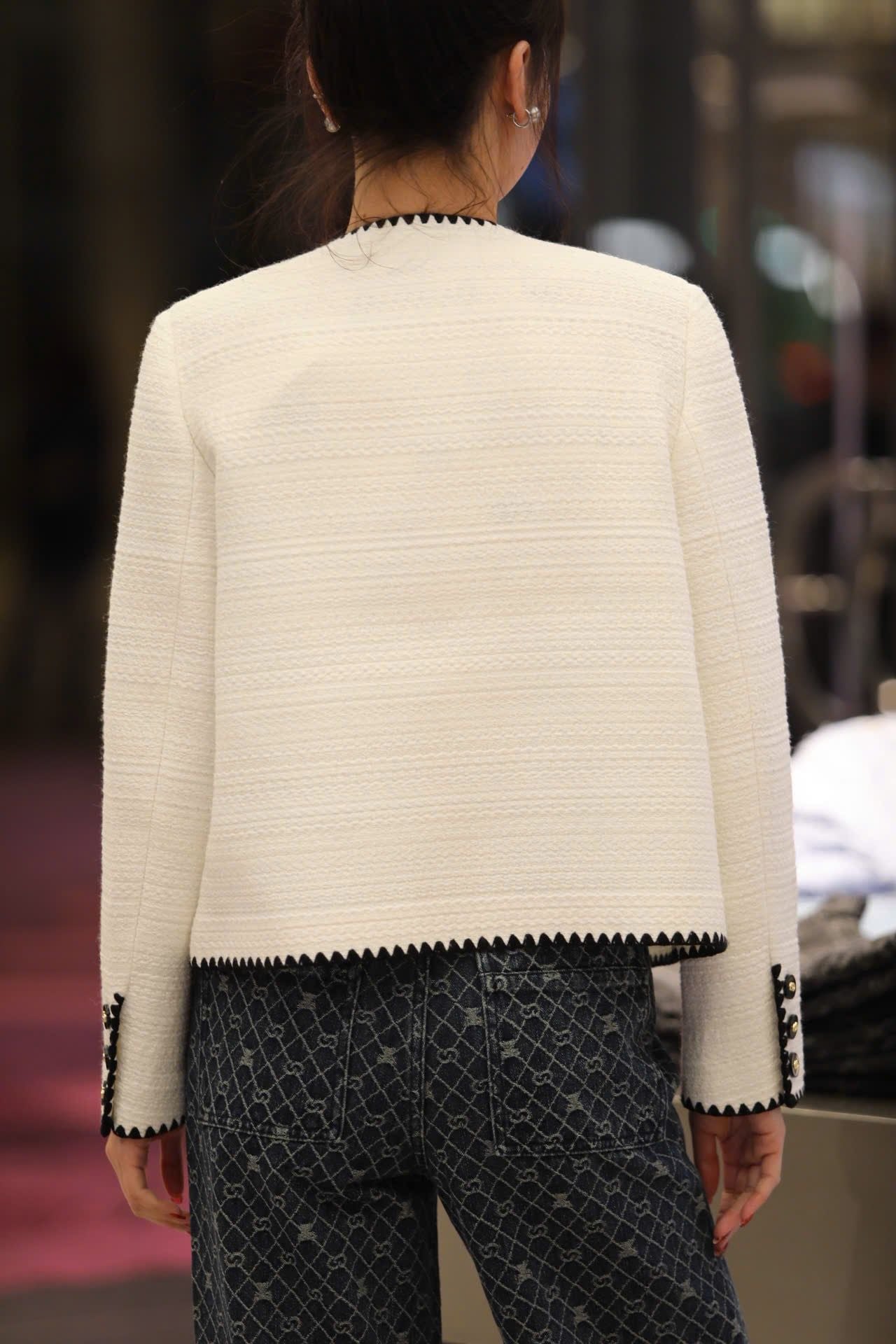  Áo dạ tweed trắng, viền đen 