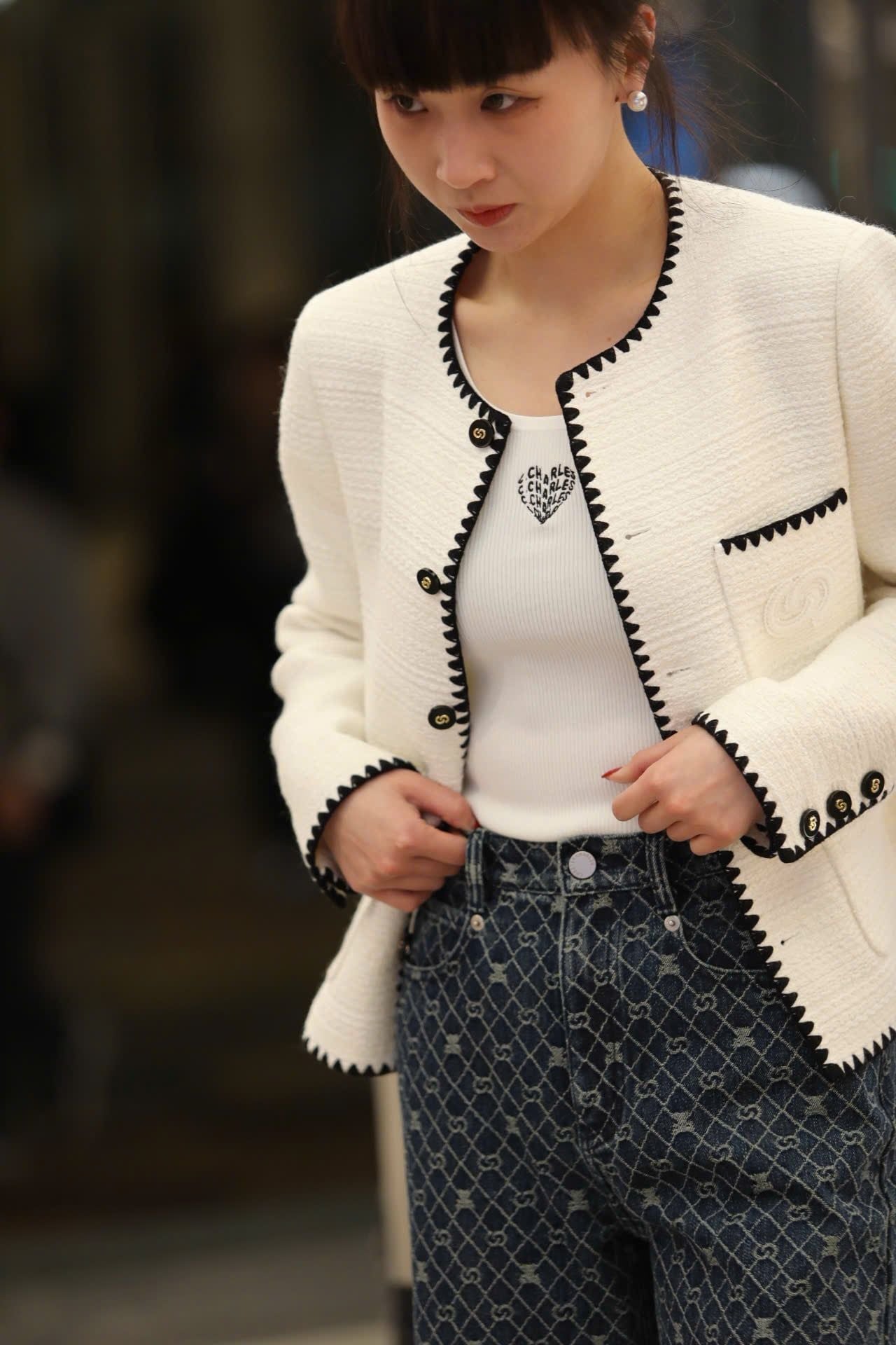  Áo dạ tweed trắng, viền đen 