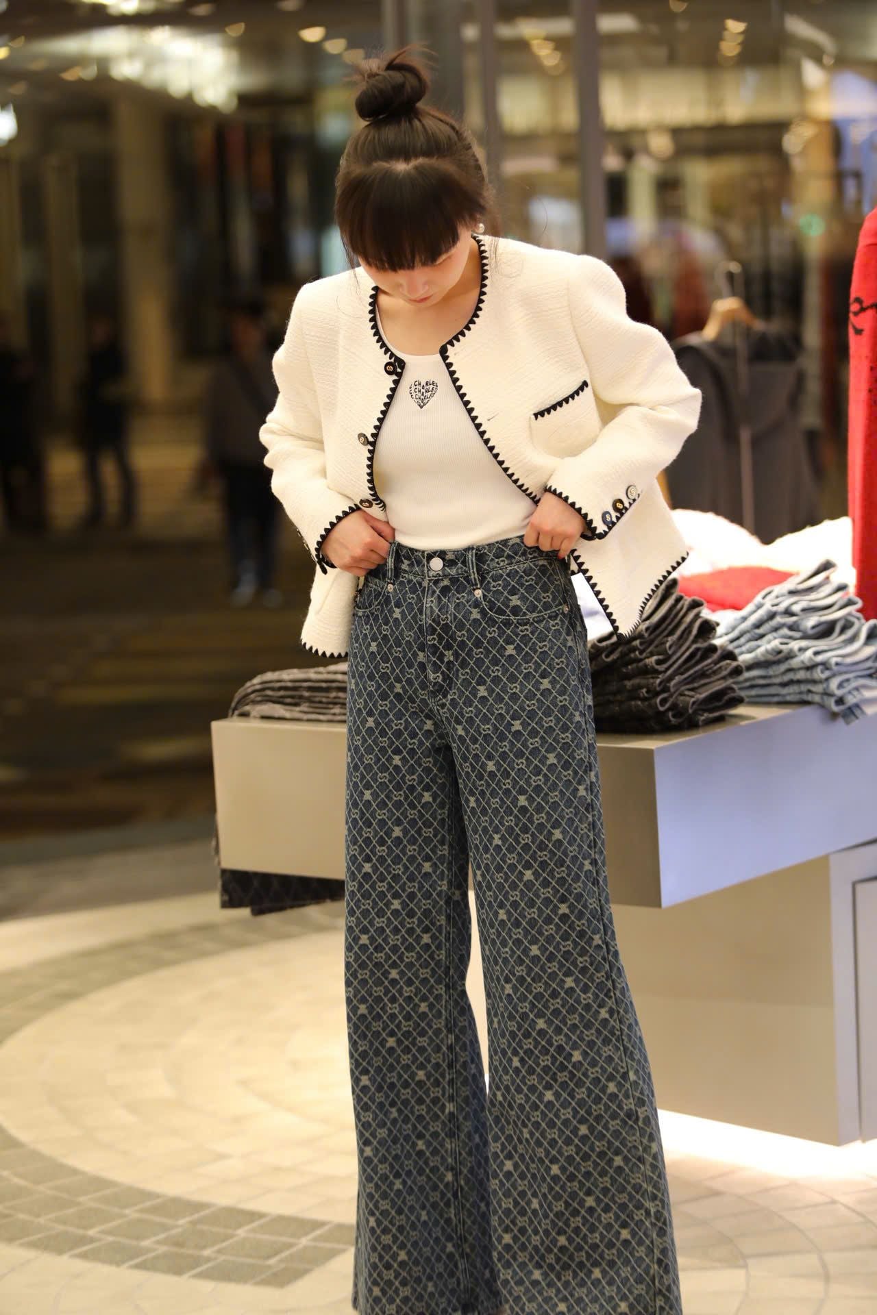  Áo dạ tweed trắng, viền đen 