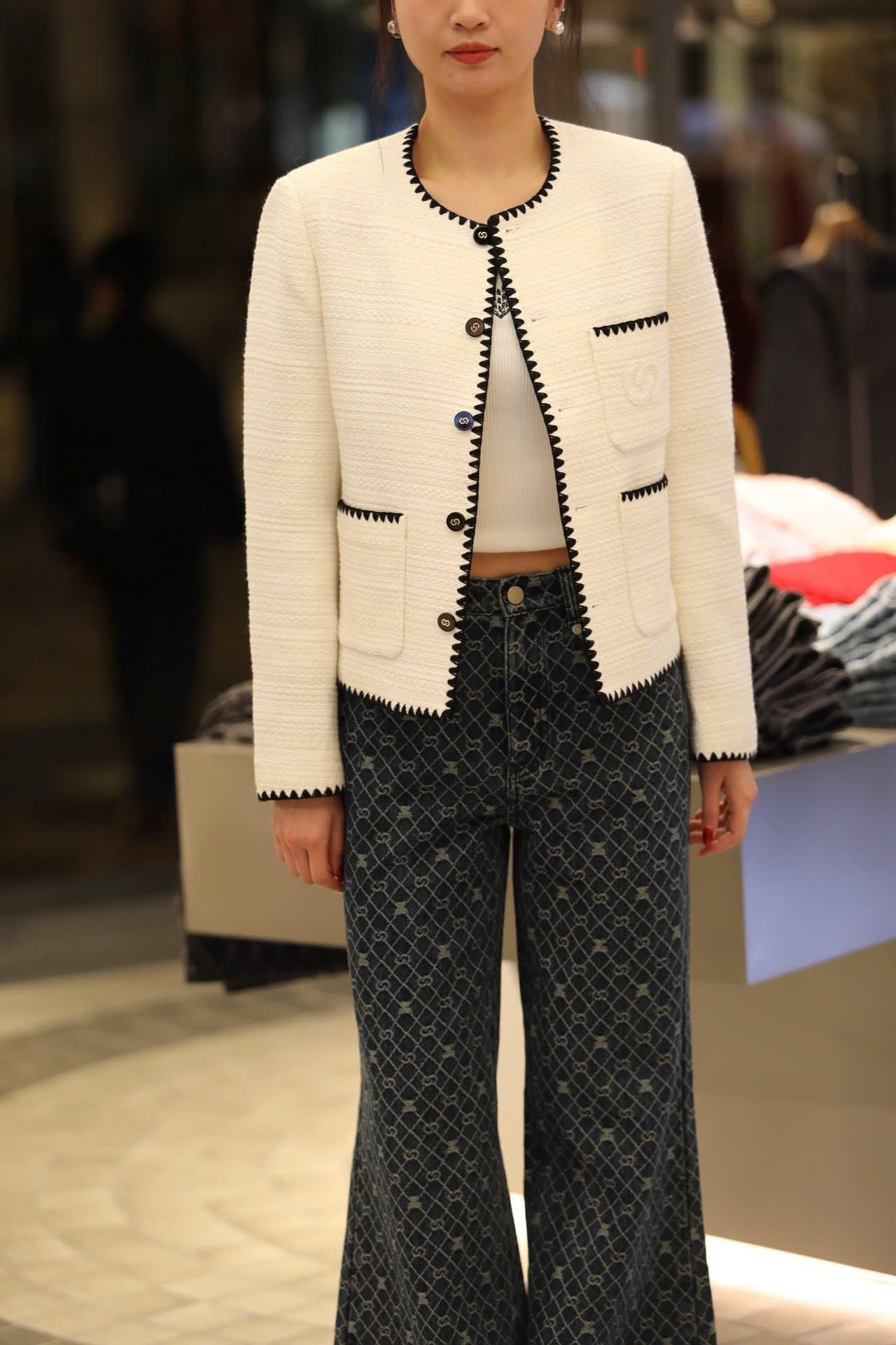  Áo dạ tweed trắng, viền đen 