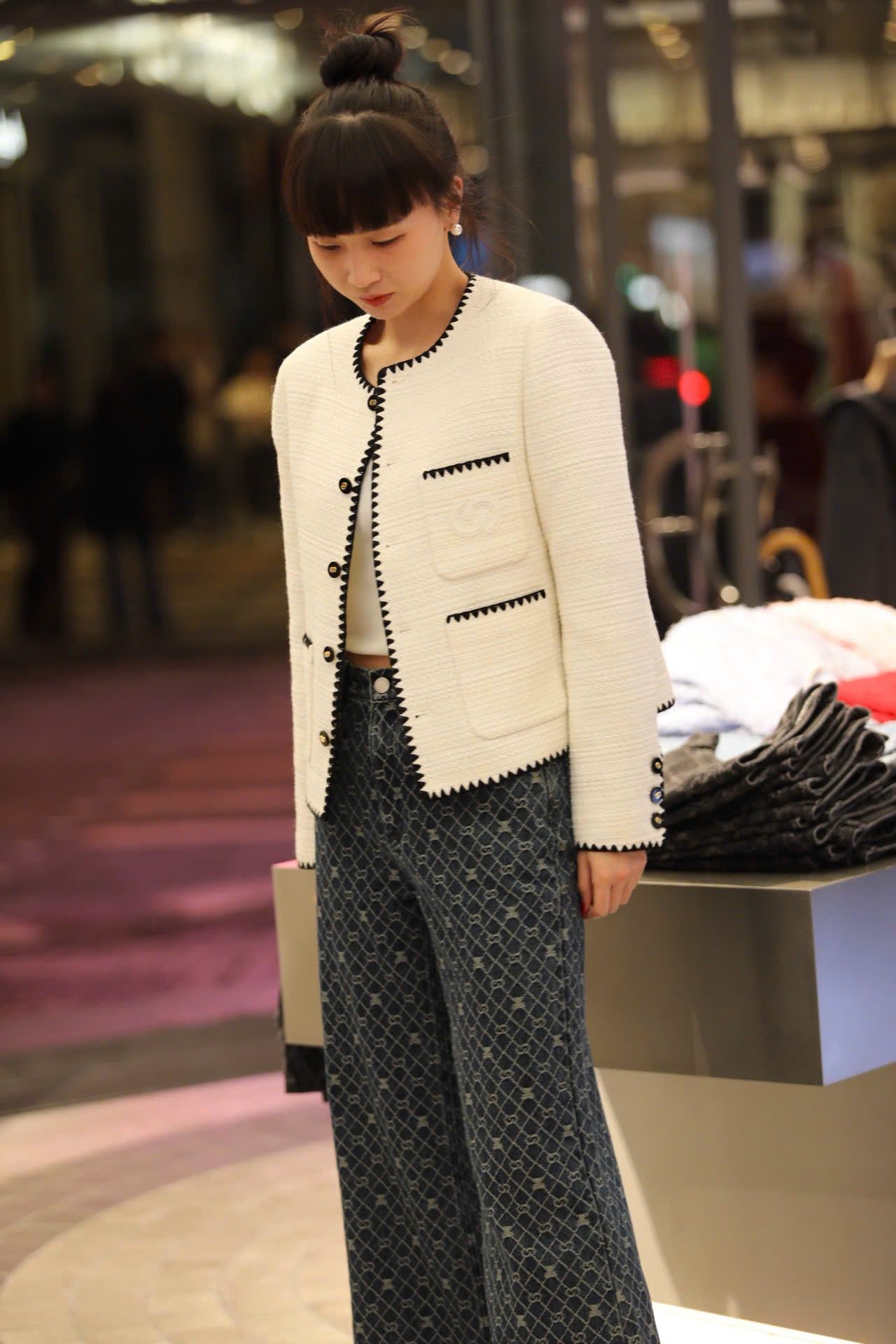  Áo dạ tweed trắng, viền đen 
