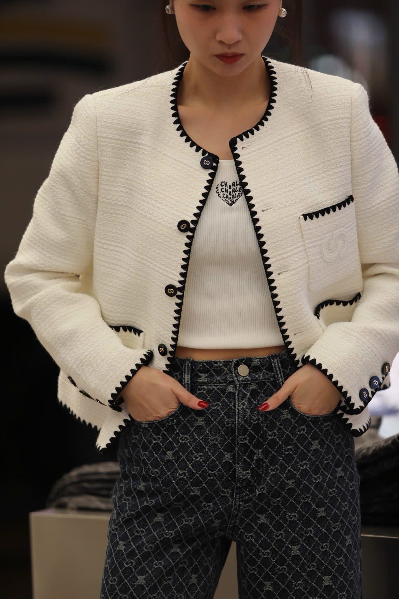  Áo dạ tweed trắng, viền đen 