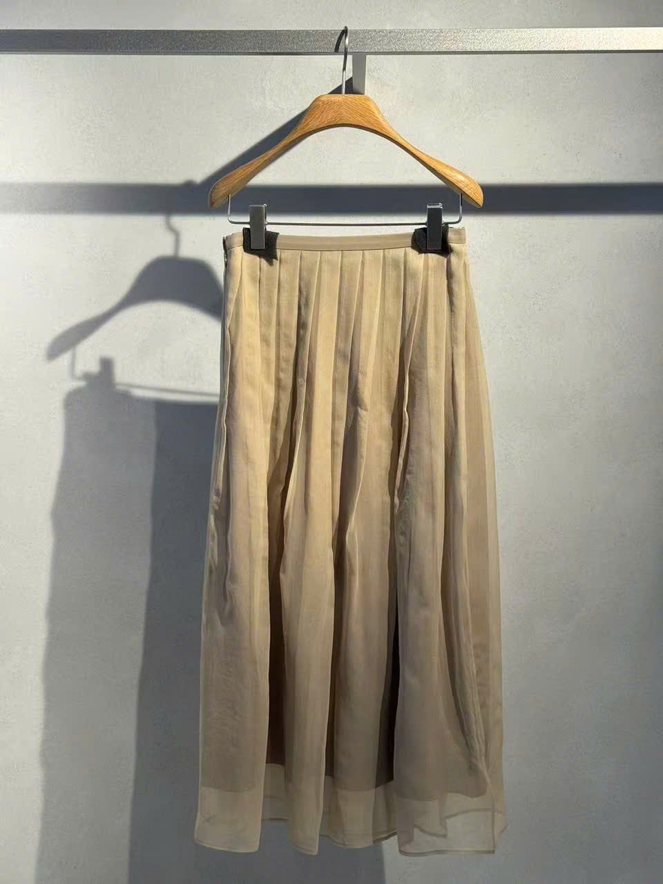  1.Chân váy dài voan lụa màu be 
