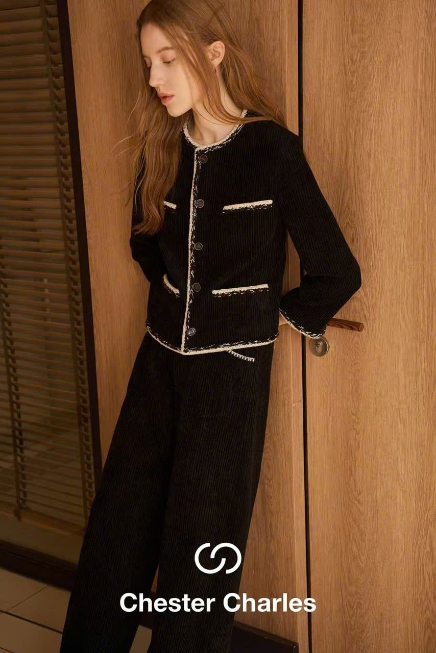  1.Áo CDG nhung gân màu đen, viền trắng 