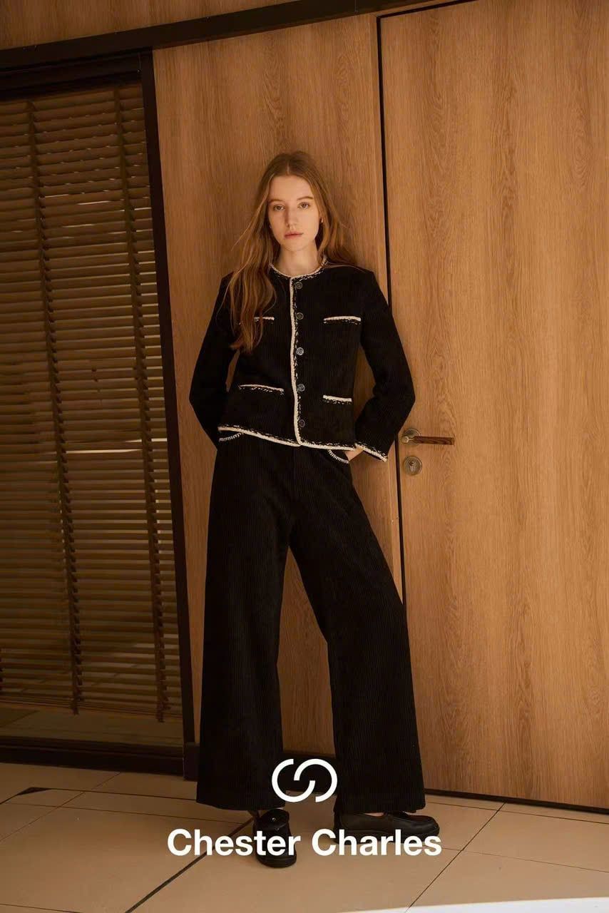  1.Áo CDG nhung gân màu đen, viền trắng 