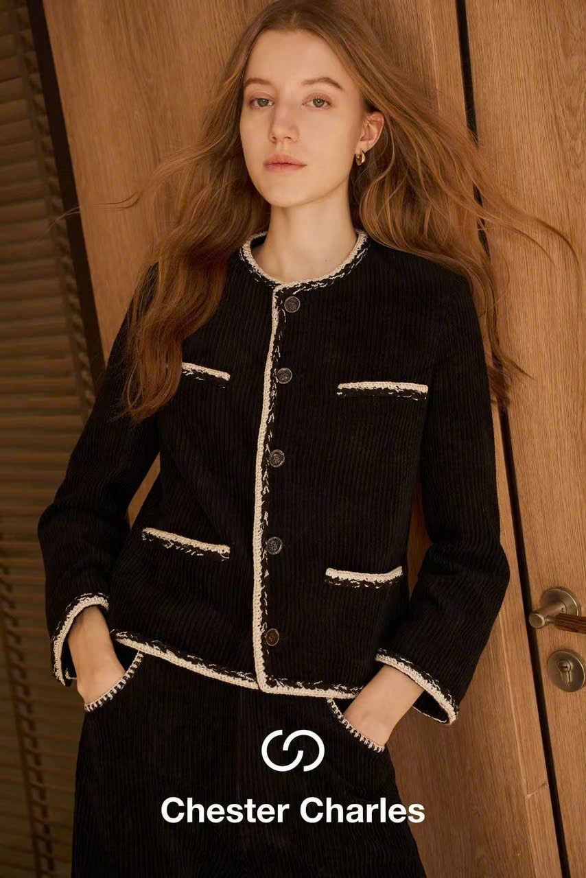  1.Áo CDG nhung gân màu đen, viền trắng 