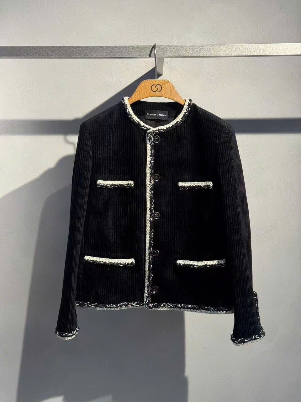  1.Áo CDG nhung gân màu đen, viền trắng 