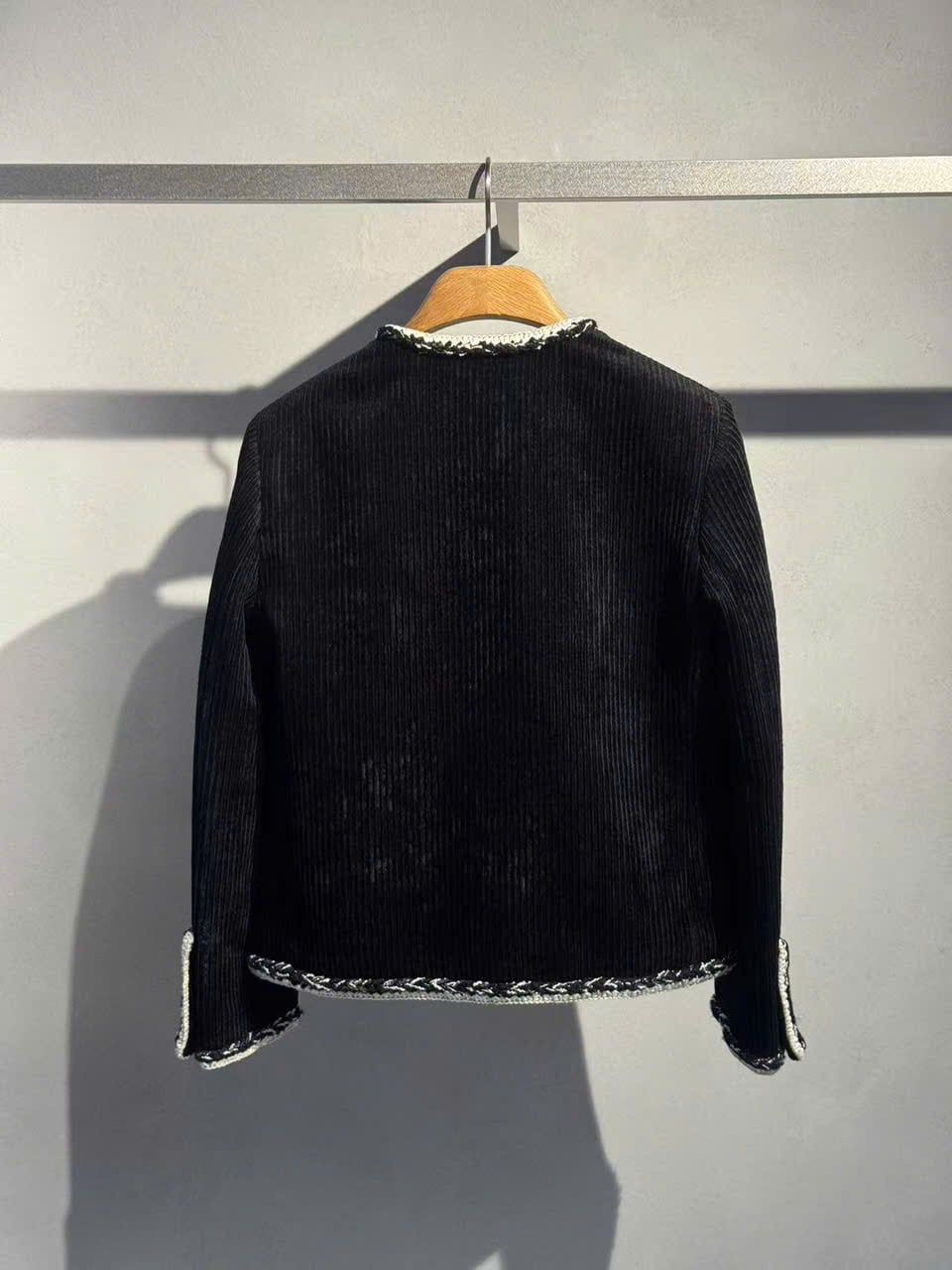  1.Áo CDG nhung gân màu đen, viền trắng 