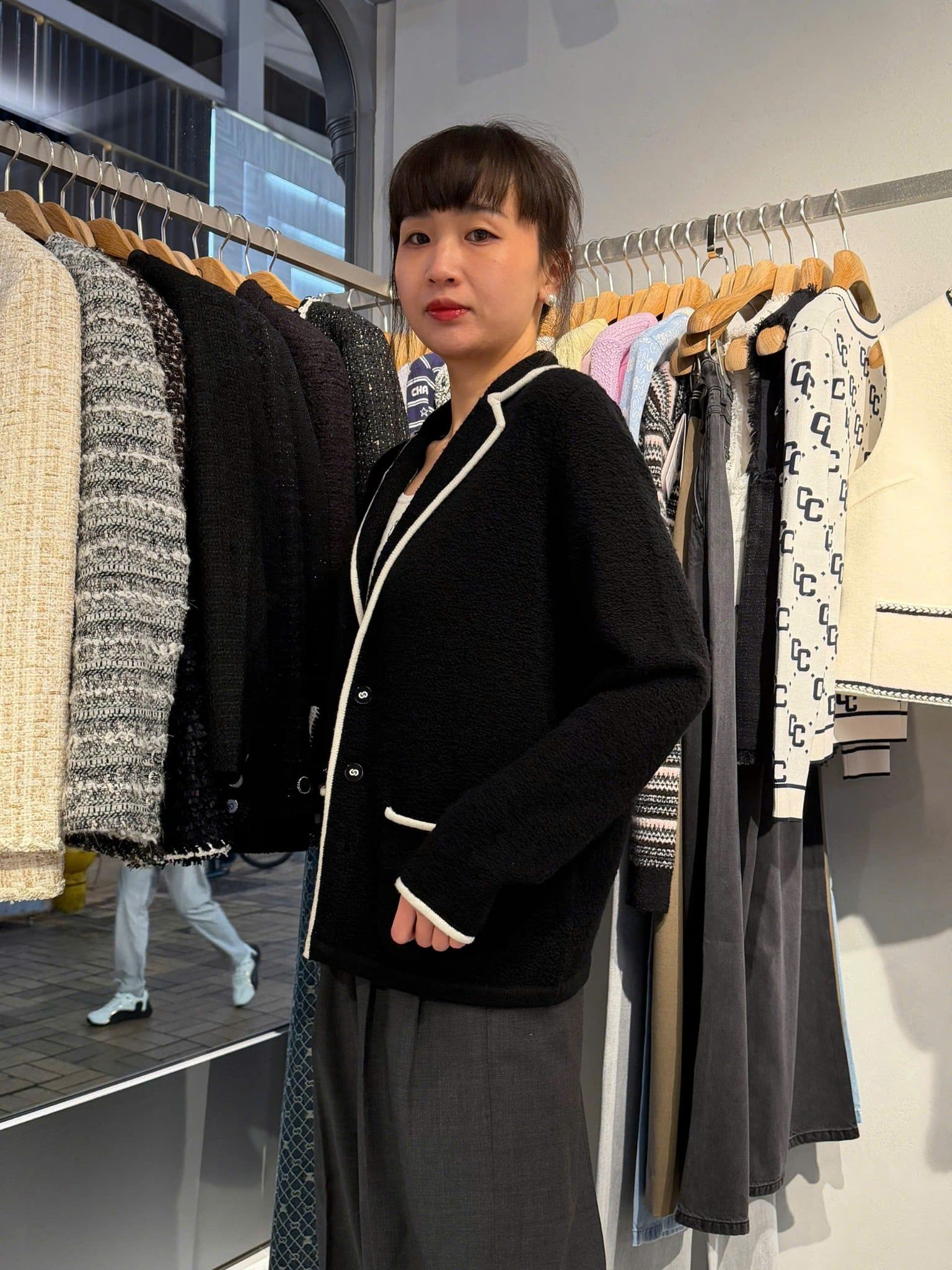  Áo CDG len đen cổ V viền trắng 