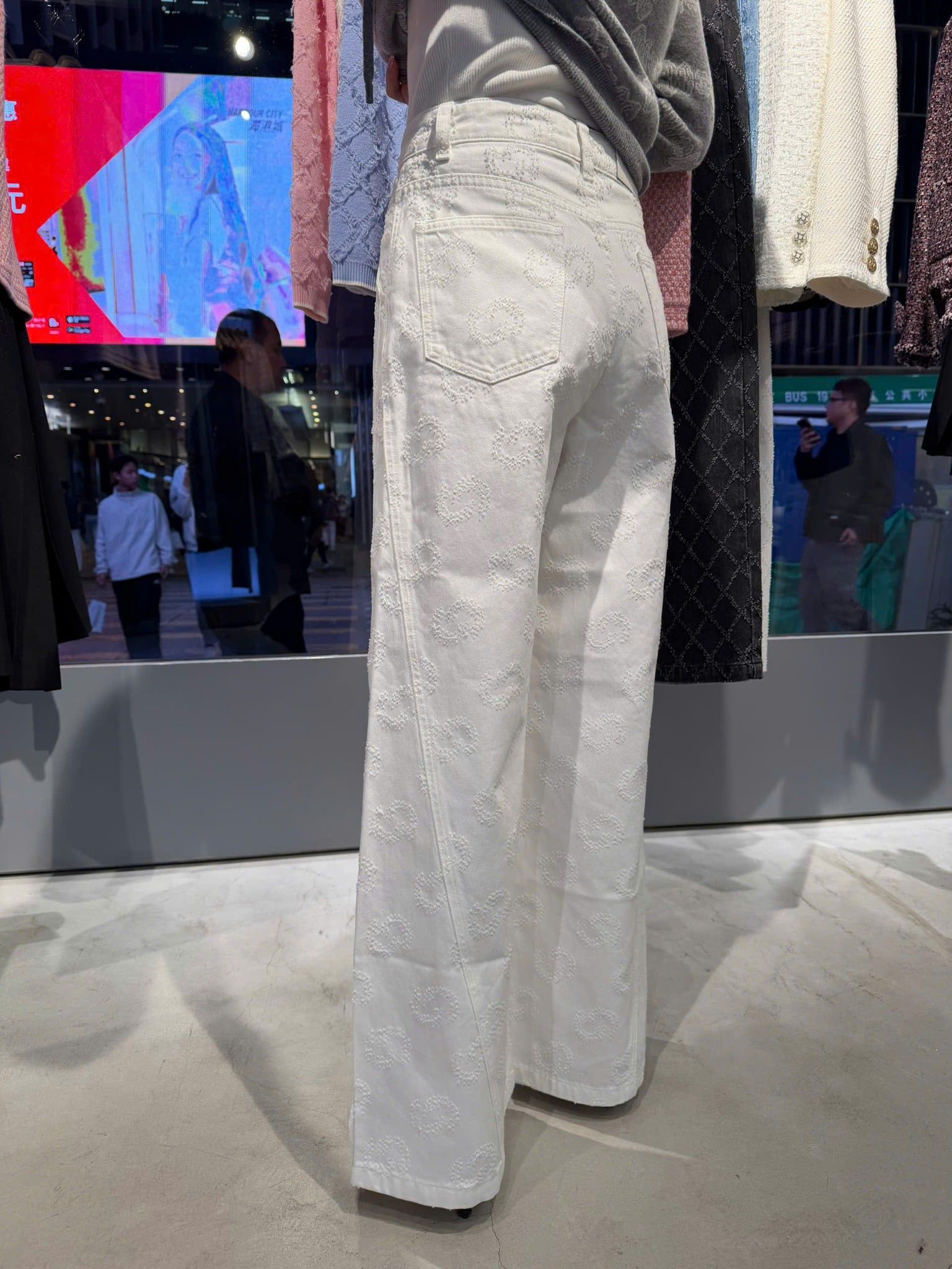  Quần jean trắng ống rộng logo CC nổi 