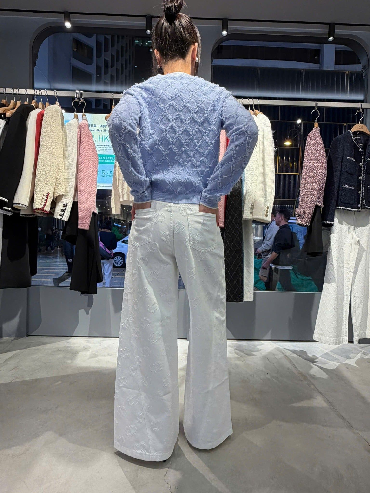  Quần jean trắng ống rộng logo CC nổi 