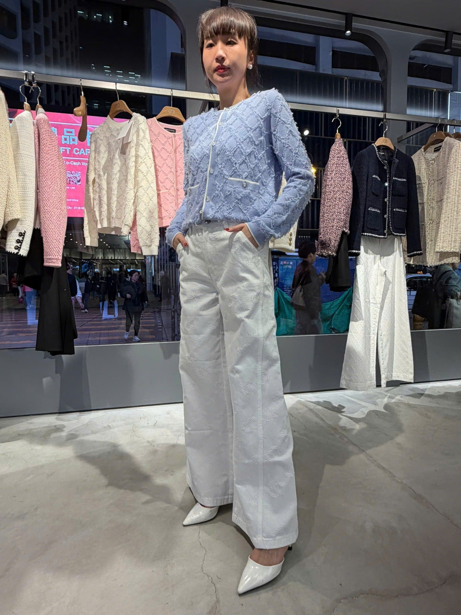  Quần jean trắng ống rộng logo CC nổi 