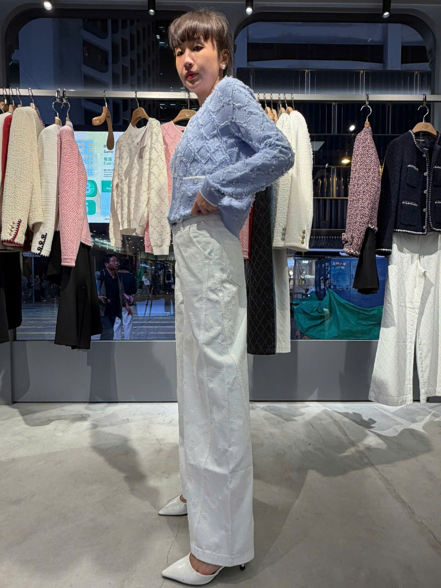  Quần jean trắng ống rộng logo CC nổi 