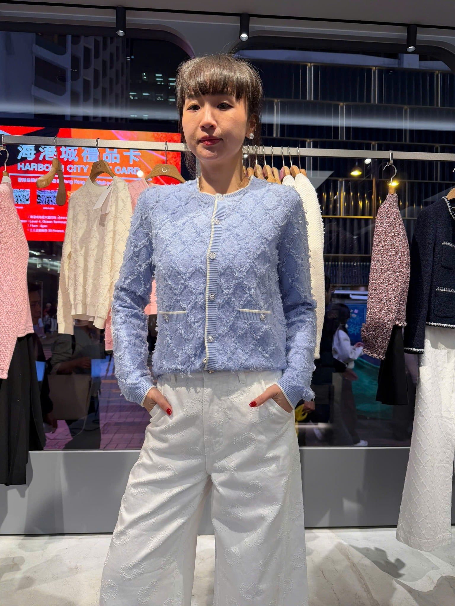  Quần jean trắng ống rộng logo CC nổi 