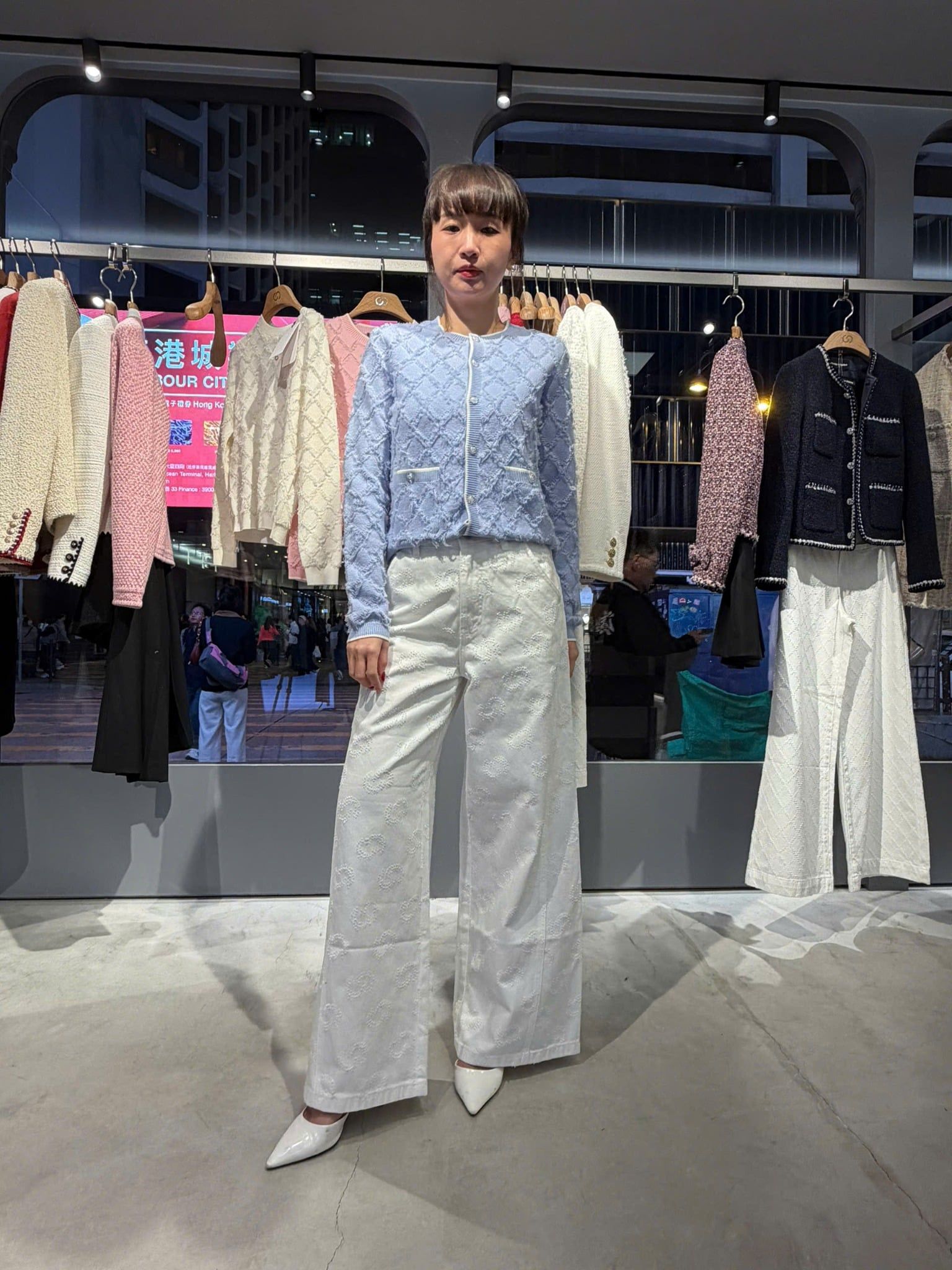  Quần jean trắng ống rộng logo CC nổi 