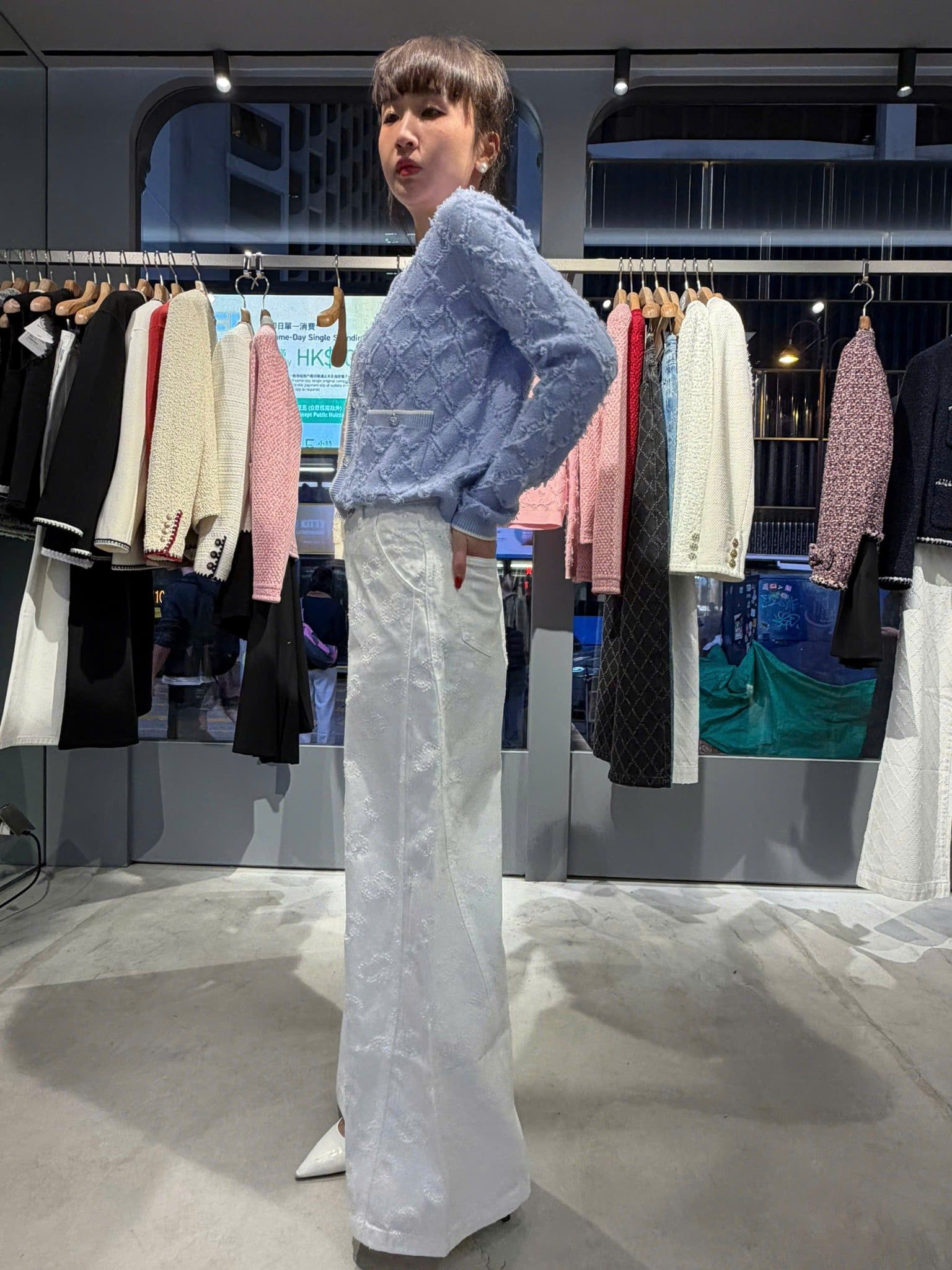  Quần jean trắng ống rộng logo CC nổi 