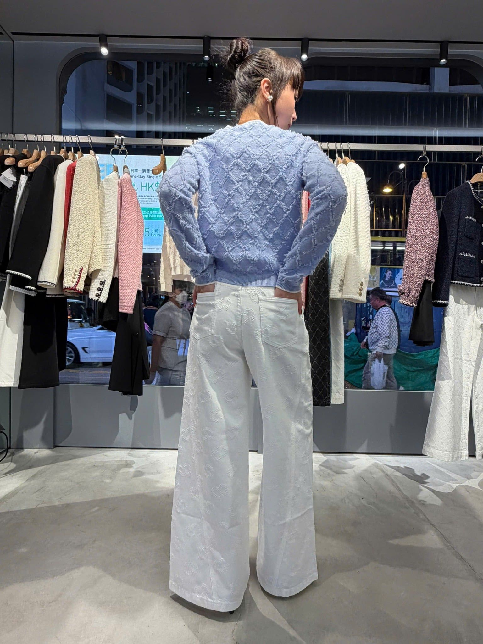  Quần jean trắng ống rộng logo CC nổi 