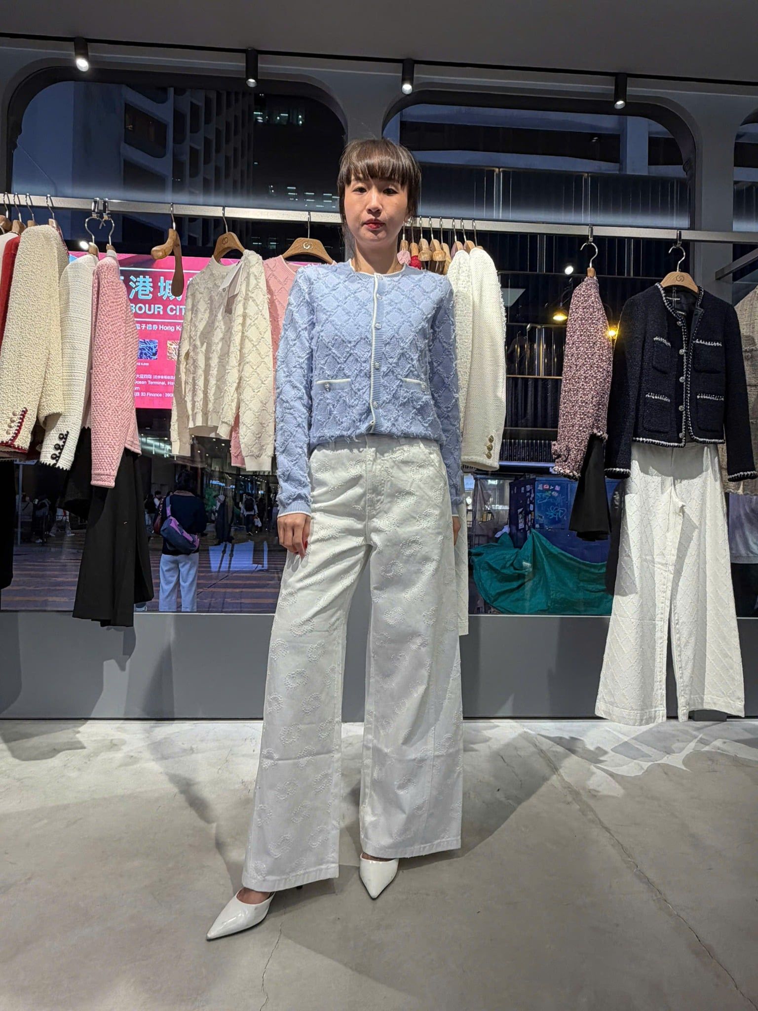  Quần jean trắng ống rộng logo CC nổi 