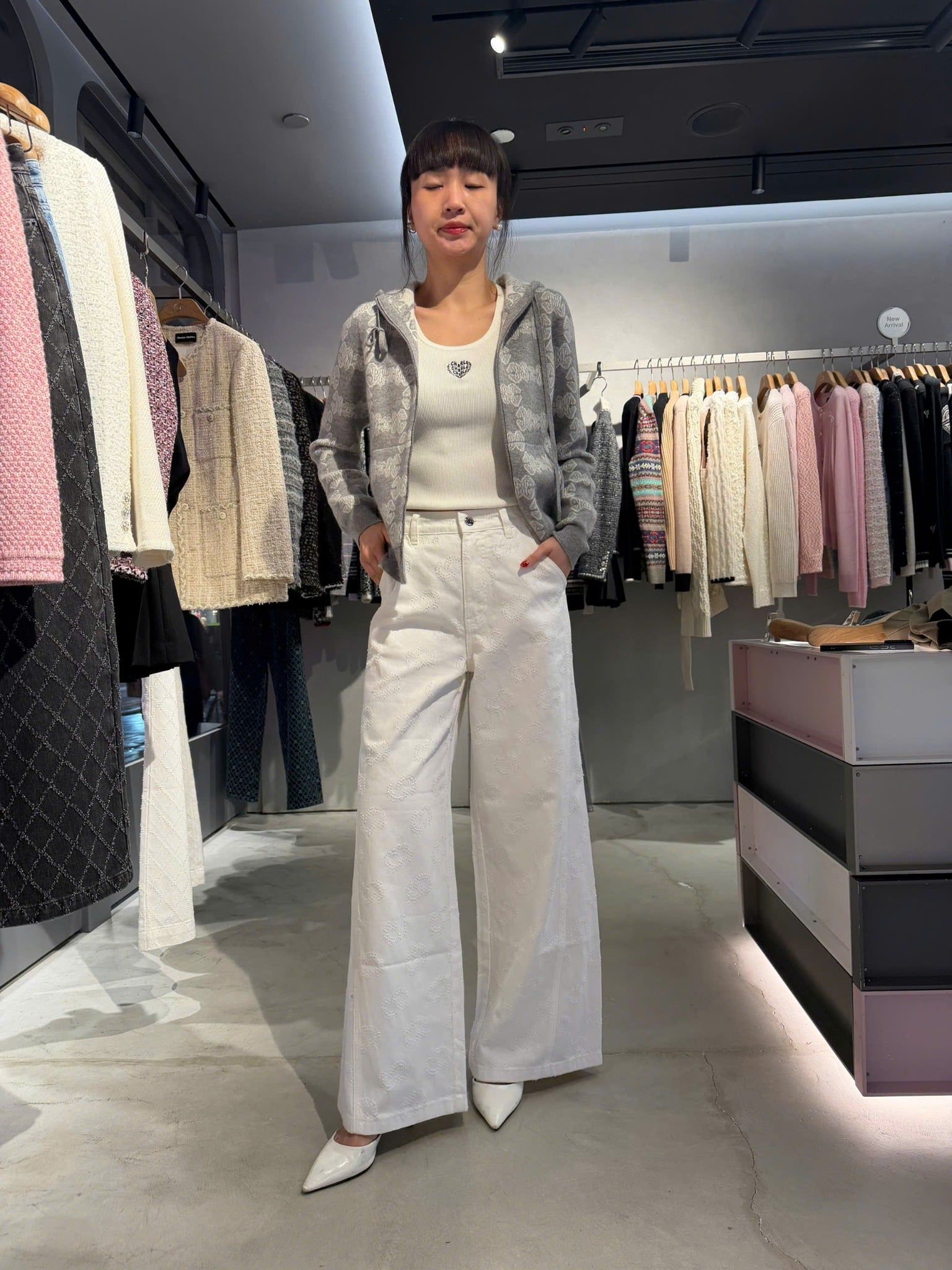  Quần jean trắng ống rộng logo CC nổi 