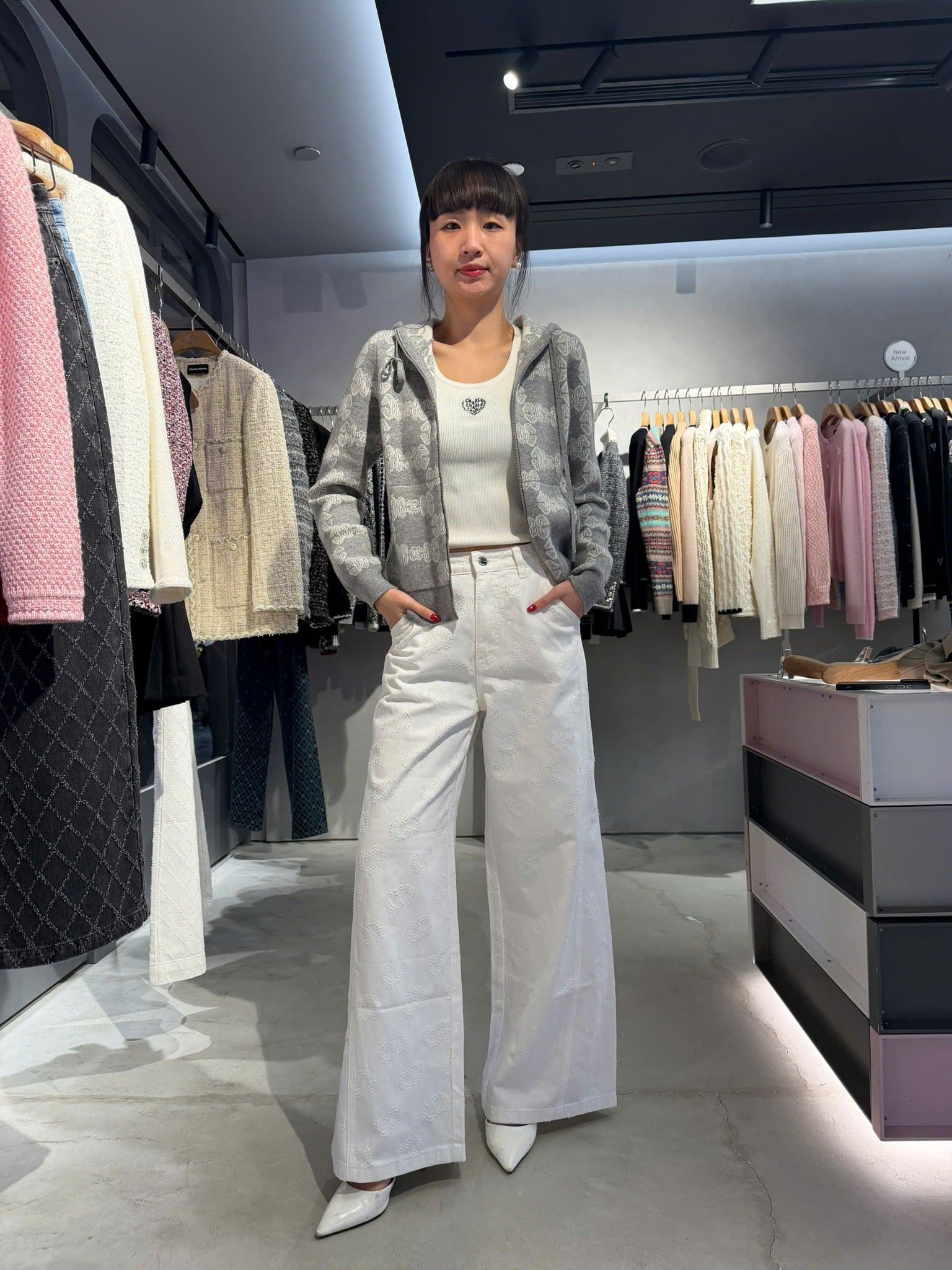  Quần jean trắng ống rộng logo CC nổi 