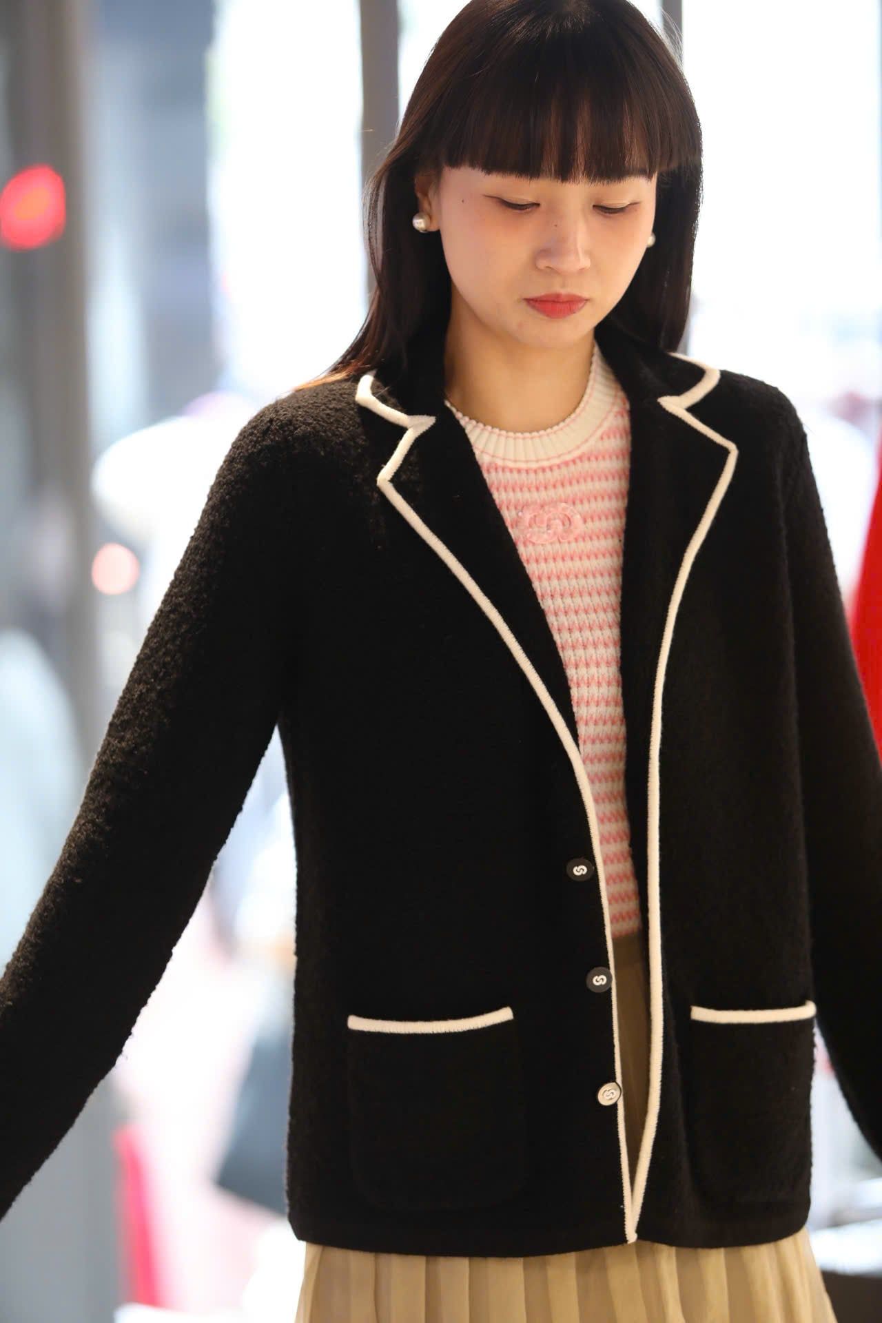  Áo CDG len đen cổ V viền trắng 