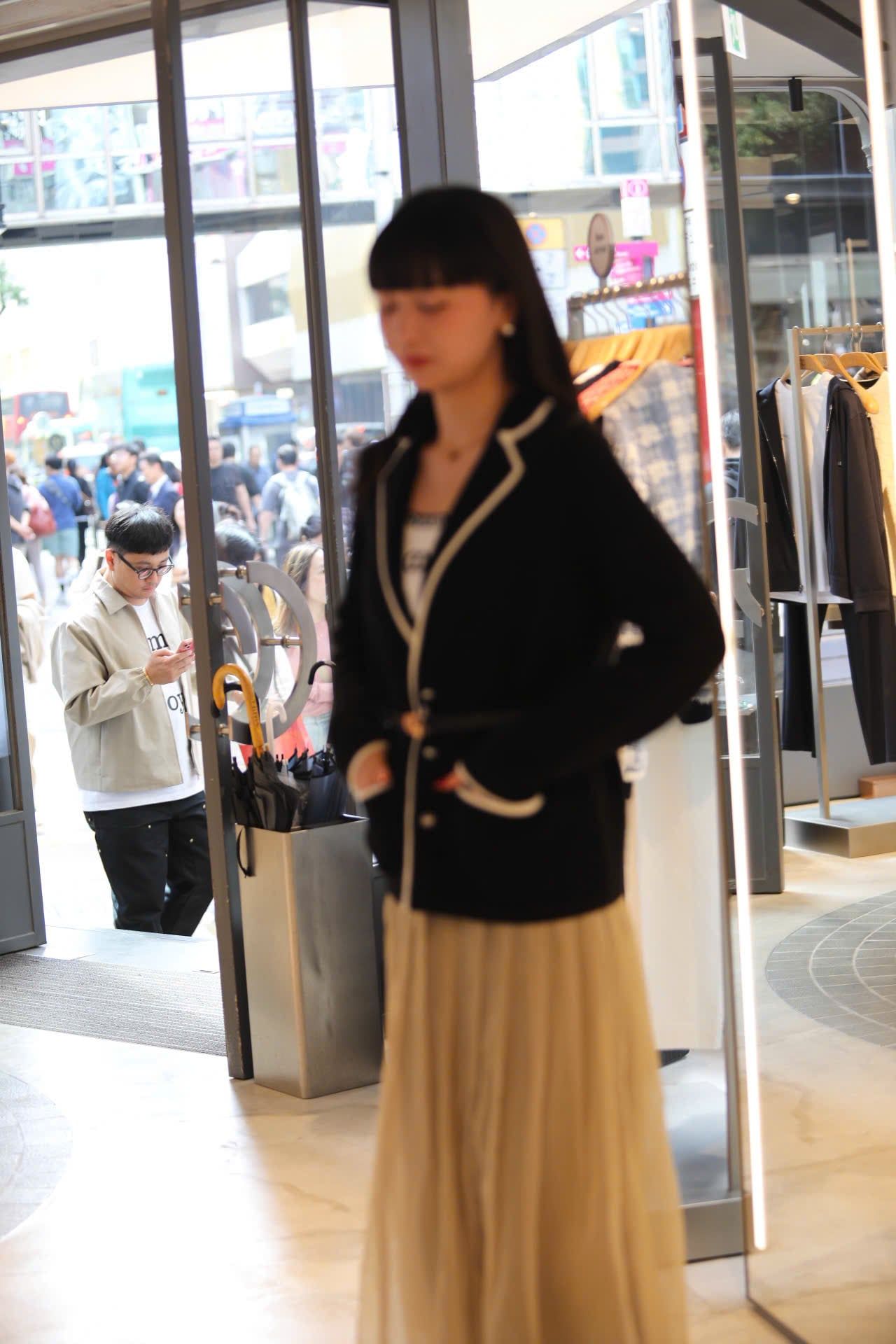  Áo CDG len đen cổ V viền trắng 