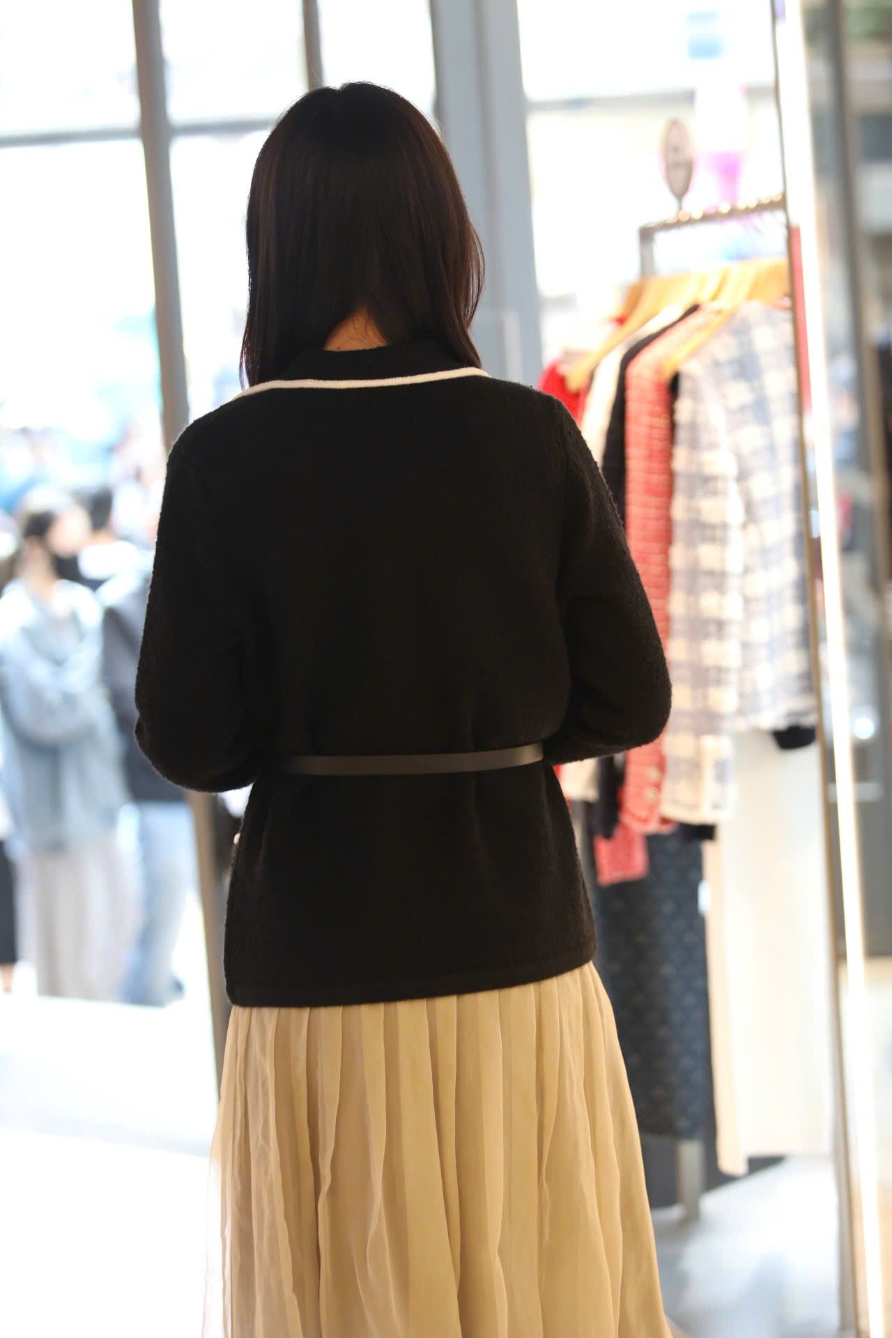  Áo CDG len đen cổ V viền trắng 