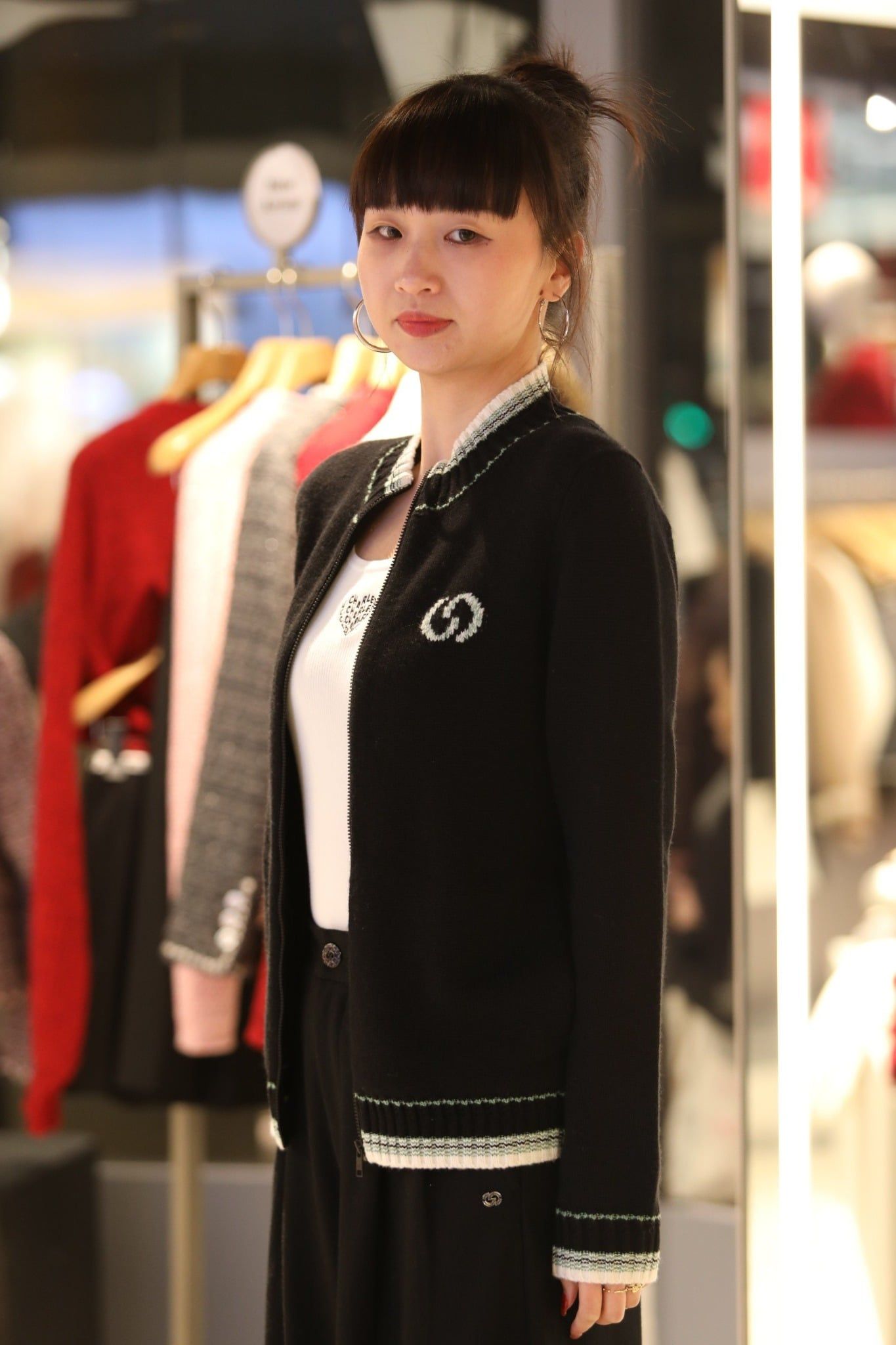  1.Áo khoác len đen kéo khóa, cổ kẻ xanh trắng 