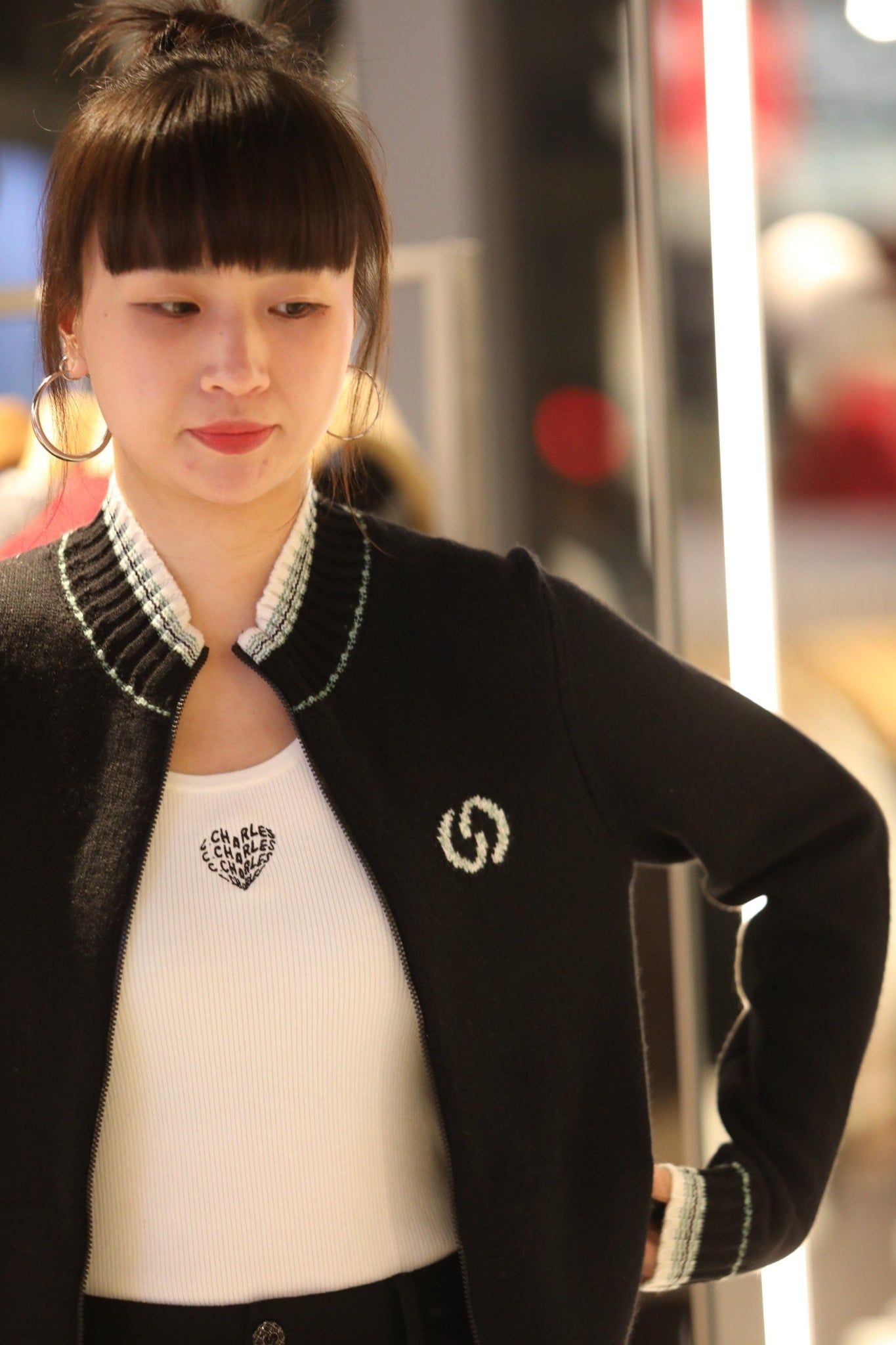  1.Áo khoác len đen kéo khóa, cổ kẻ xanh trắng 