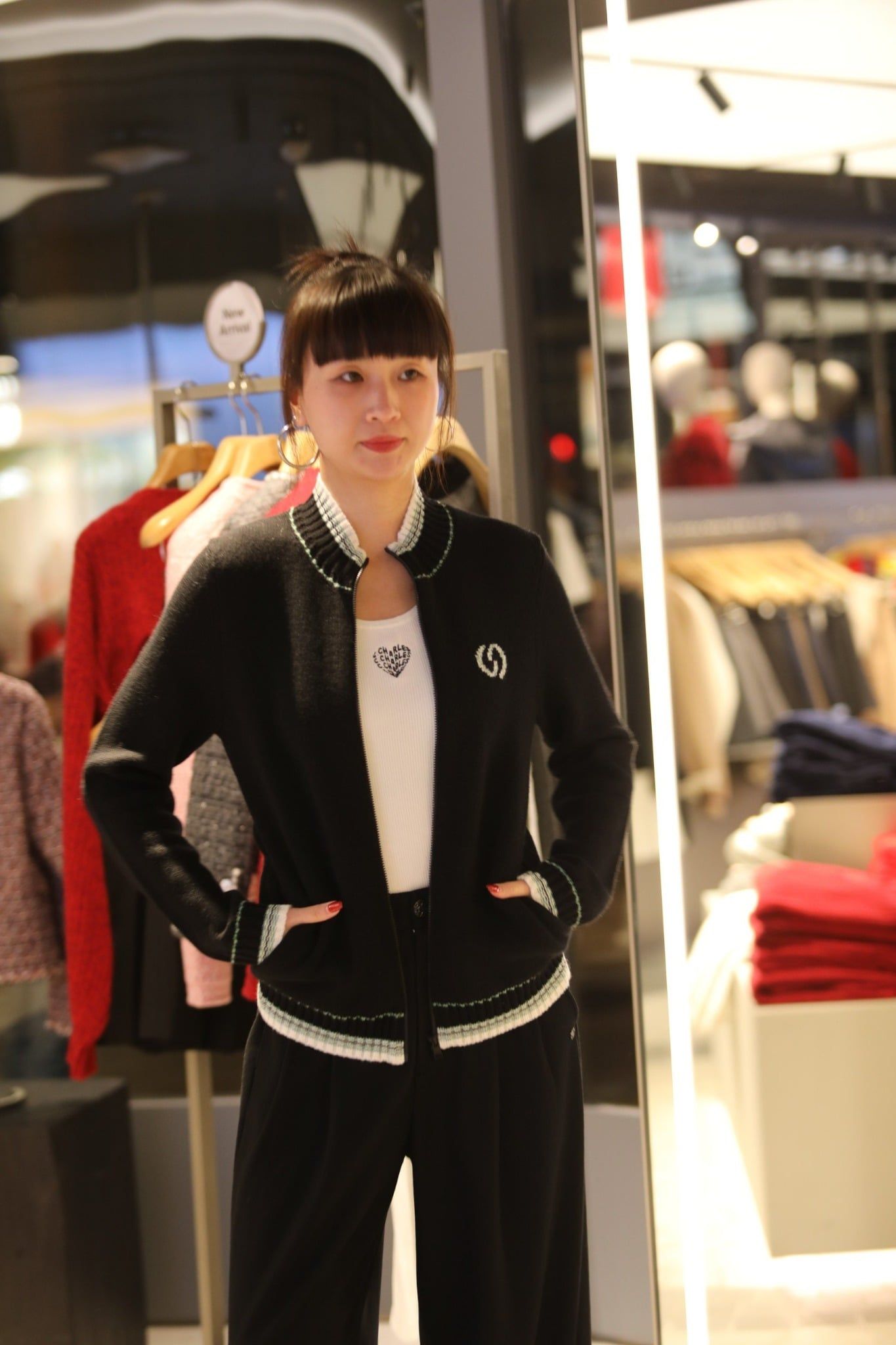  1.Áo khoác len đen kéo khóa, cổ kẻ xanh trắng 