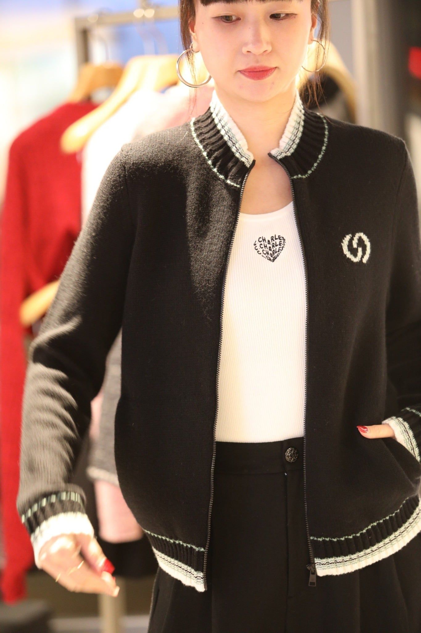  1.Áo khoác len đen kéo khóa, cổ kẻ xanh trắng 