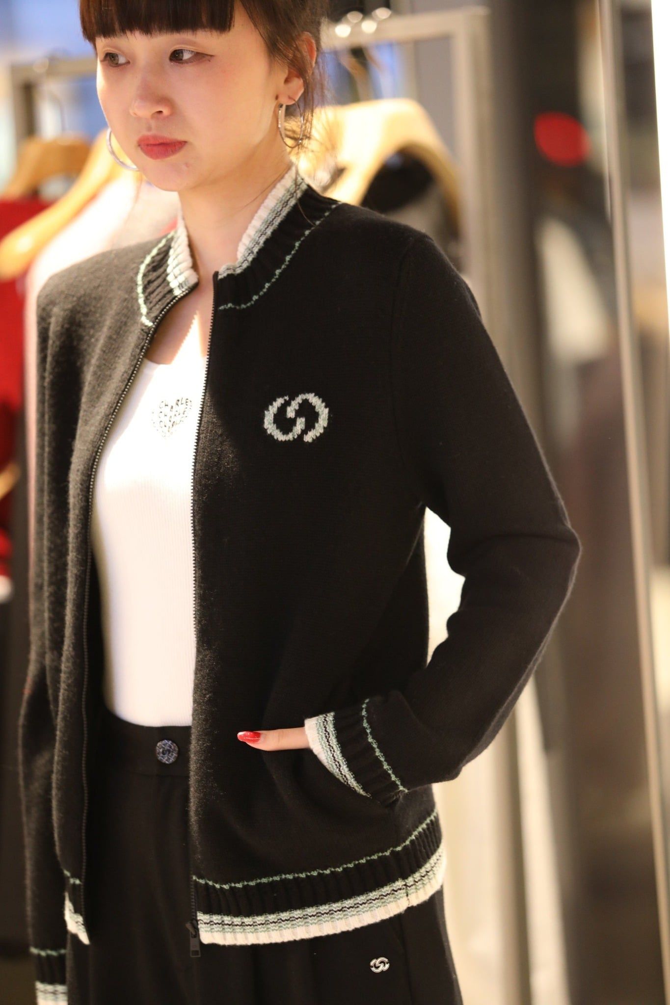  1.Áo khoác len đen kéo khóa, cổ kẻ xanh trắng 