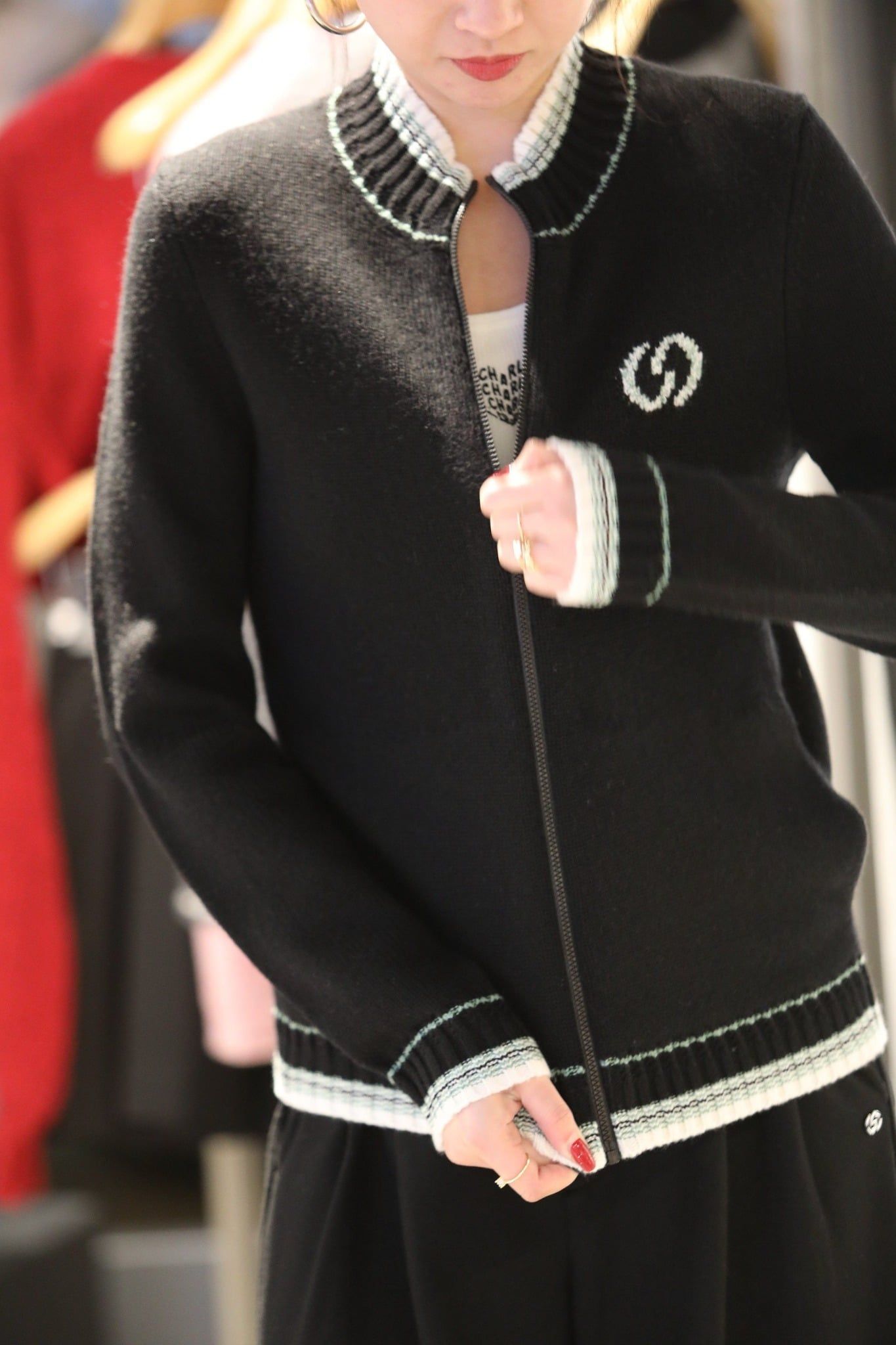  1.Áo khoác len đen kéo khóa, cổ kẻ xanh trắng 