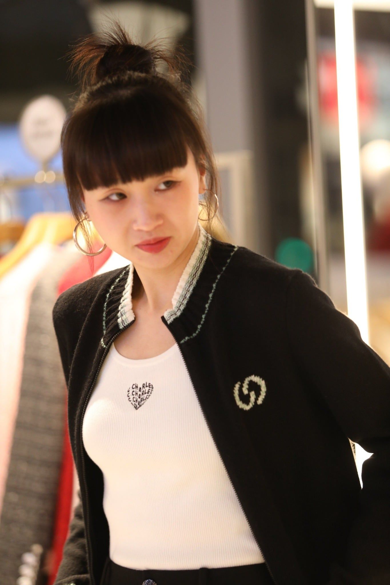  1.Áo khoác len đen kéo khóa, cổ kẻ xanh trắng 