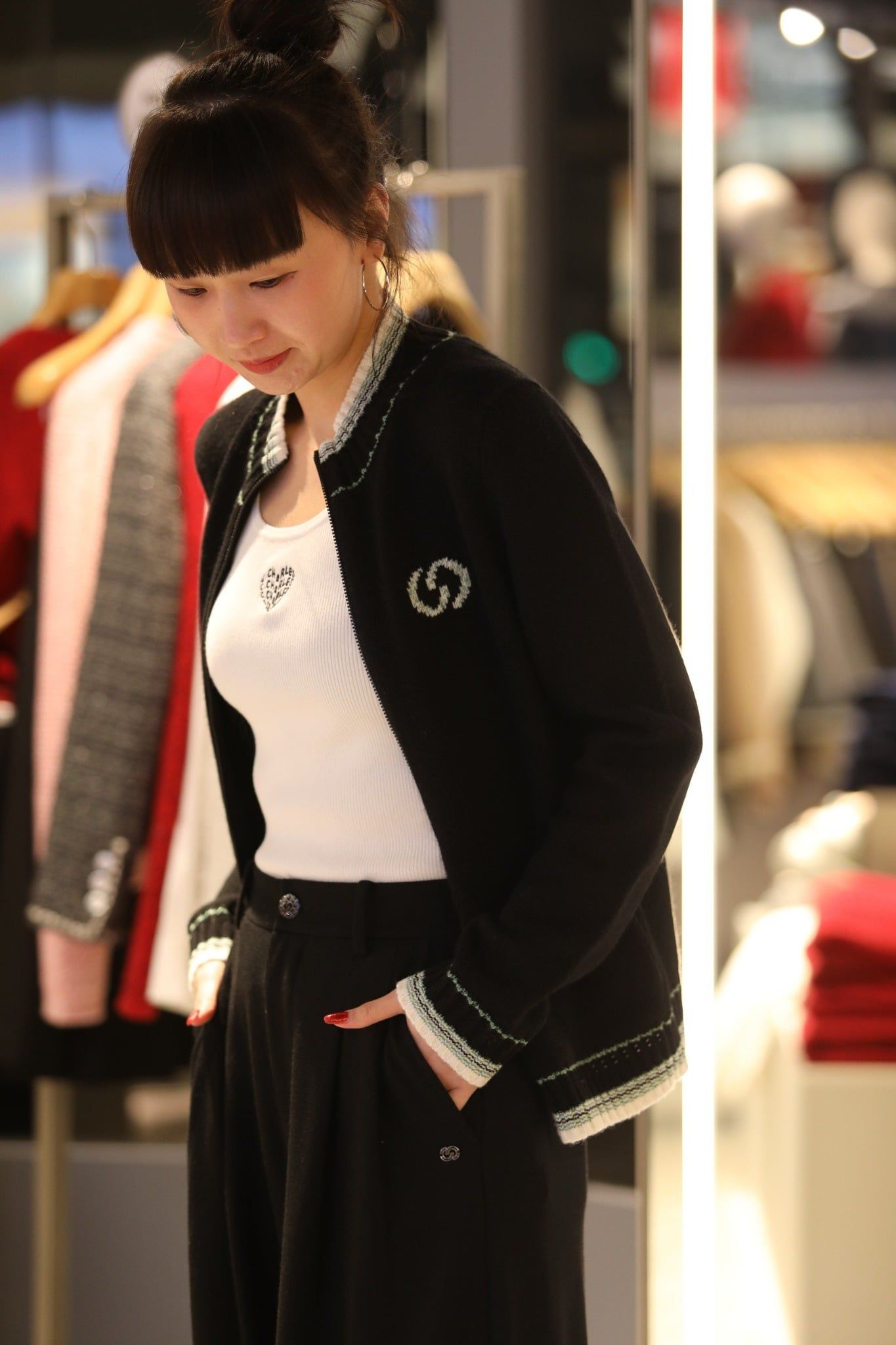  1.Áo khoác len đen kéo khóa, cổ kẻ xanh trắng 