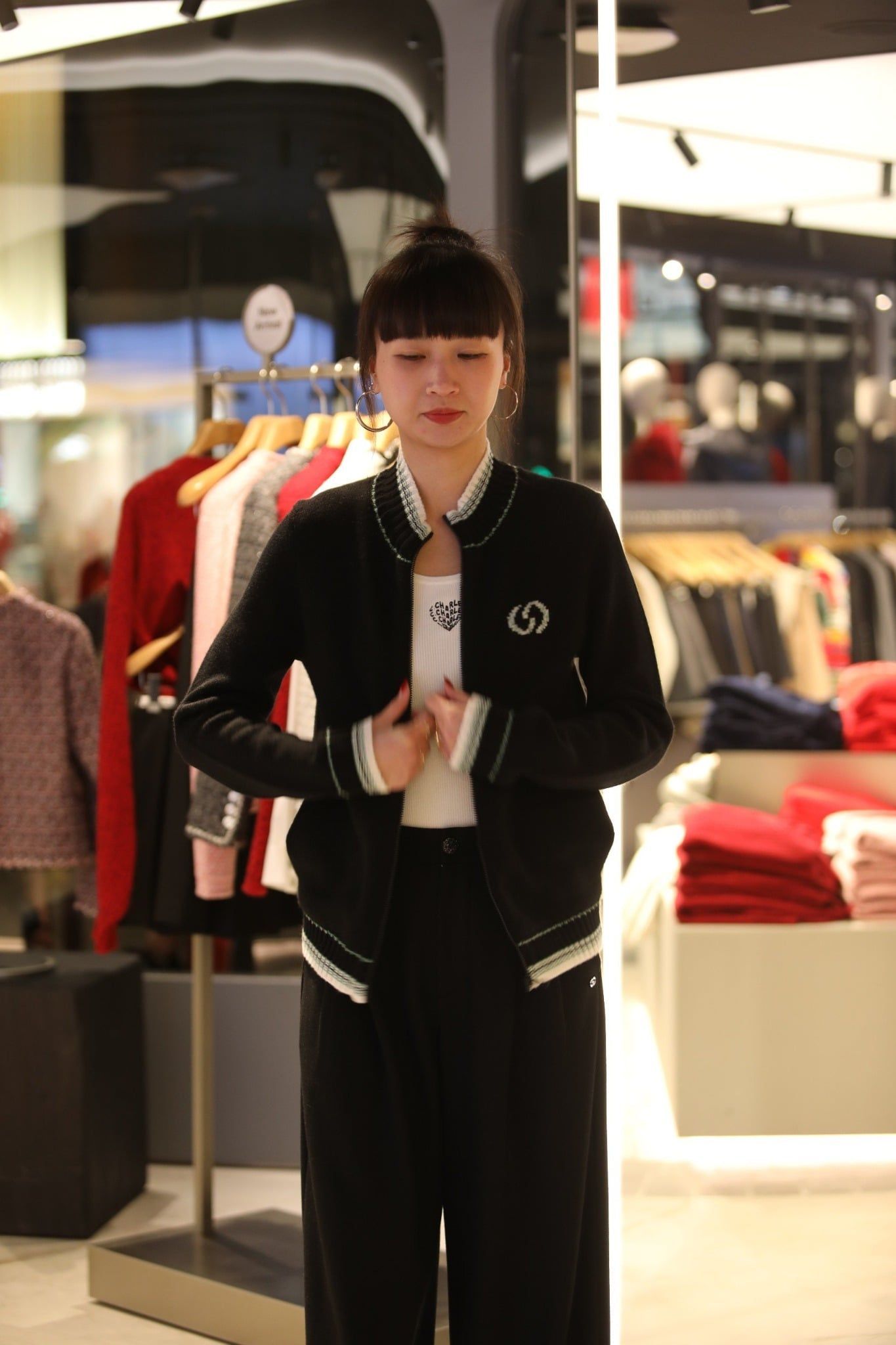  1.Áo khoác len đen kéo khóa, cổ kẻ xanh trắng 