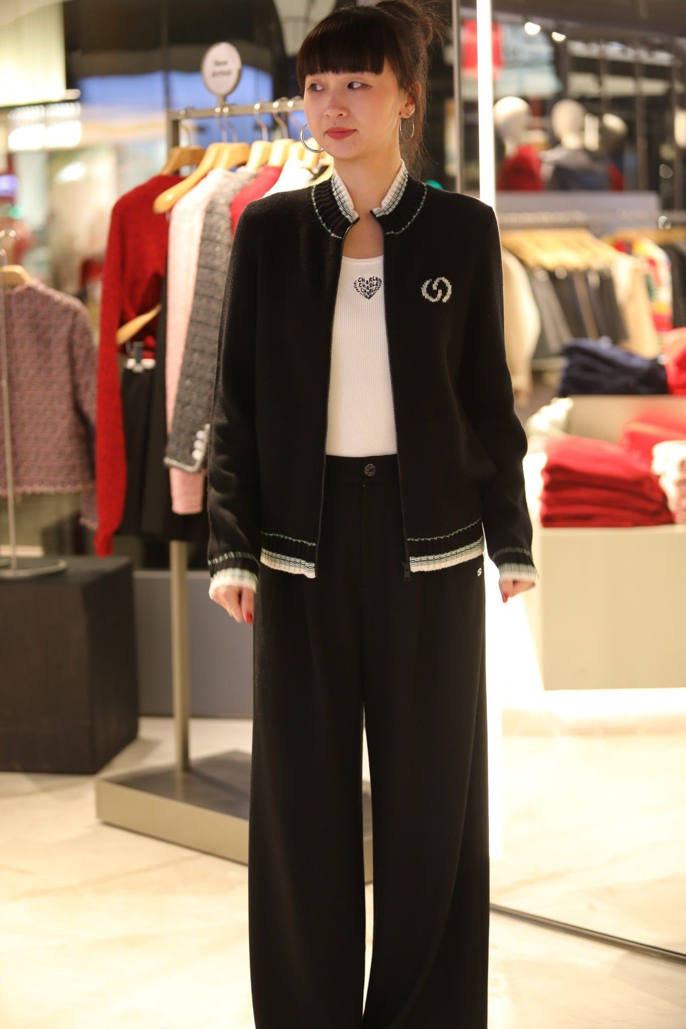  1.Áo khoác len đen kéo khóa, cổ kẻ xanh trắng 