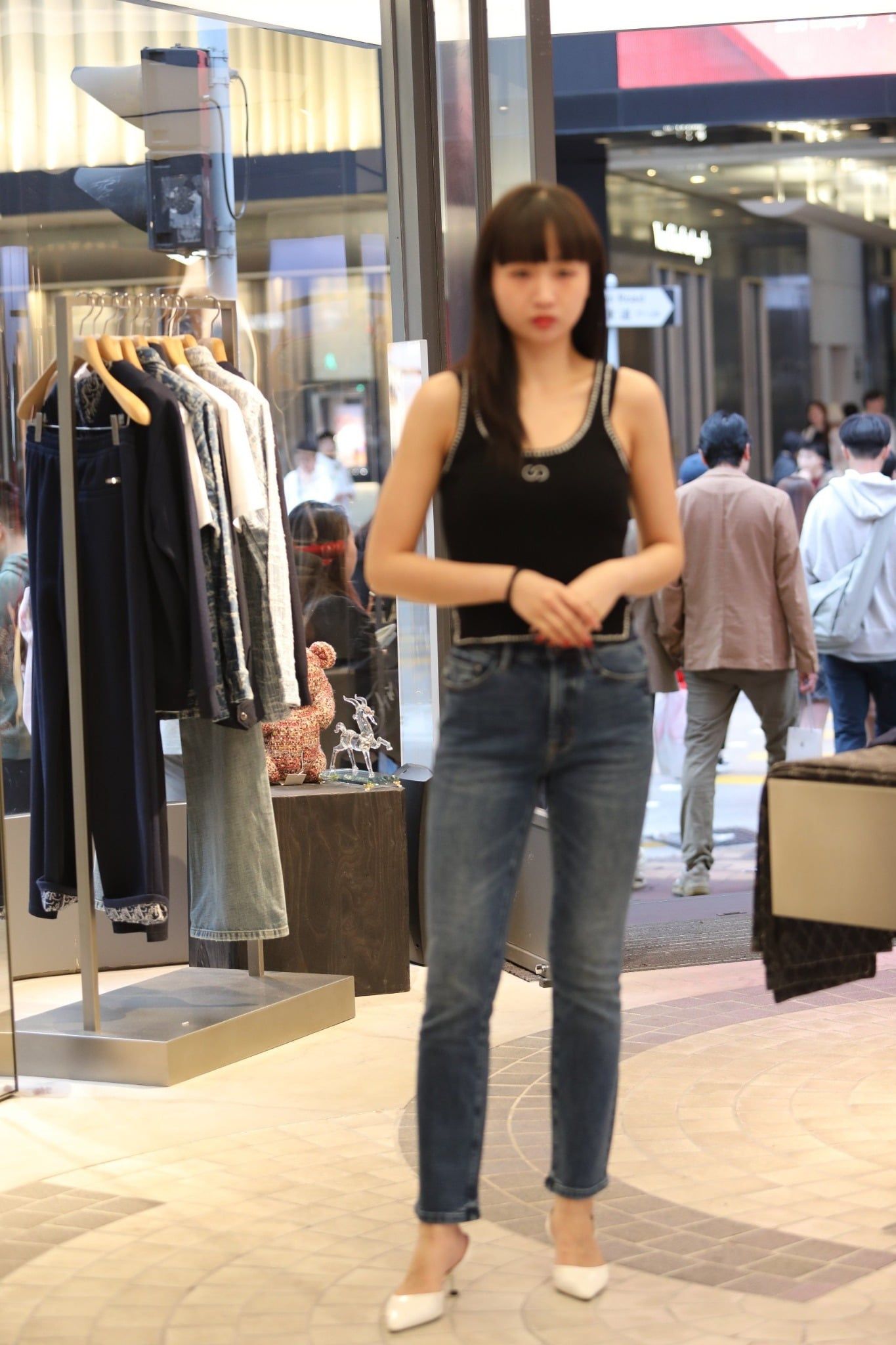  Quần jean xanh ôm, gấu dưới túi logo tròn túi sau 