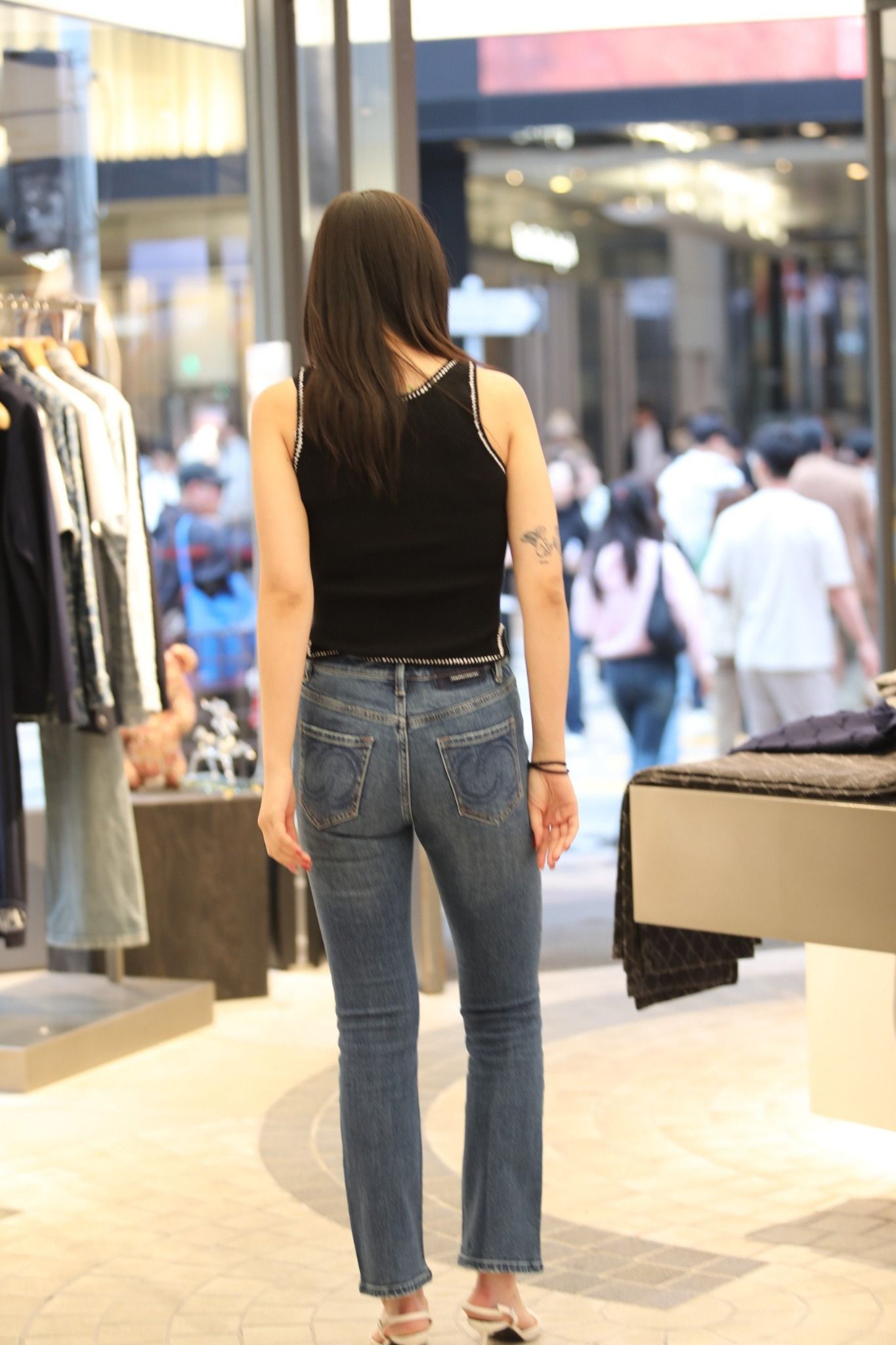  Quần jean xanh ôm, gấu dưới túi logo tròn túi sau 