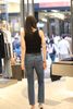  Quần jean xanh ôm, gấu dưới túi logo tròn túi sau 
