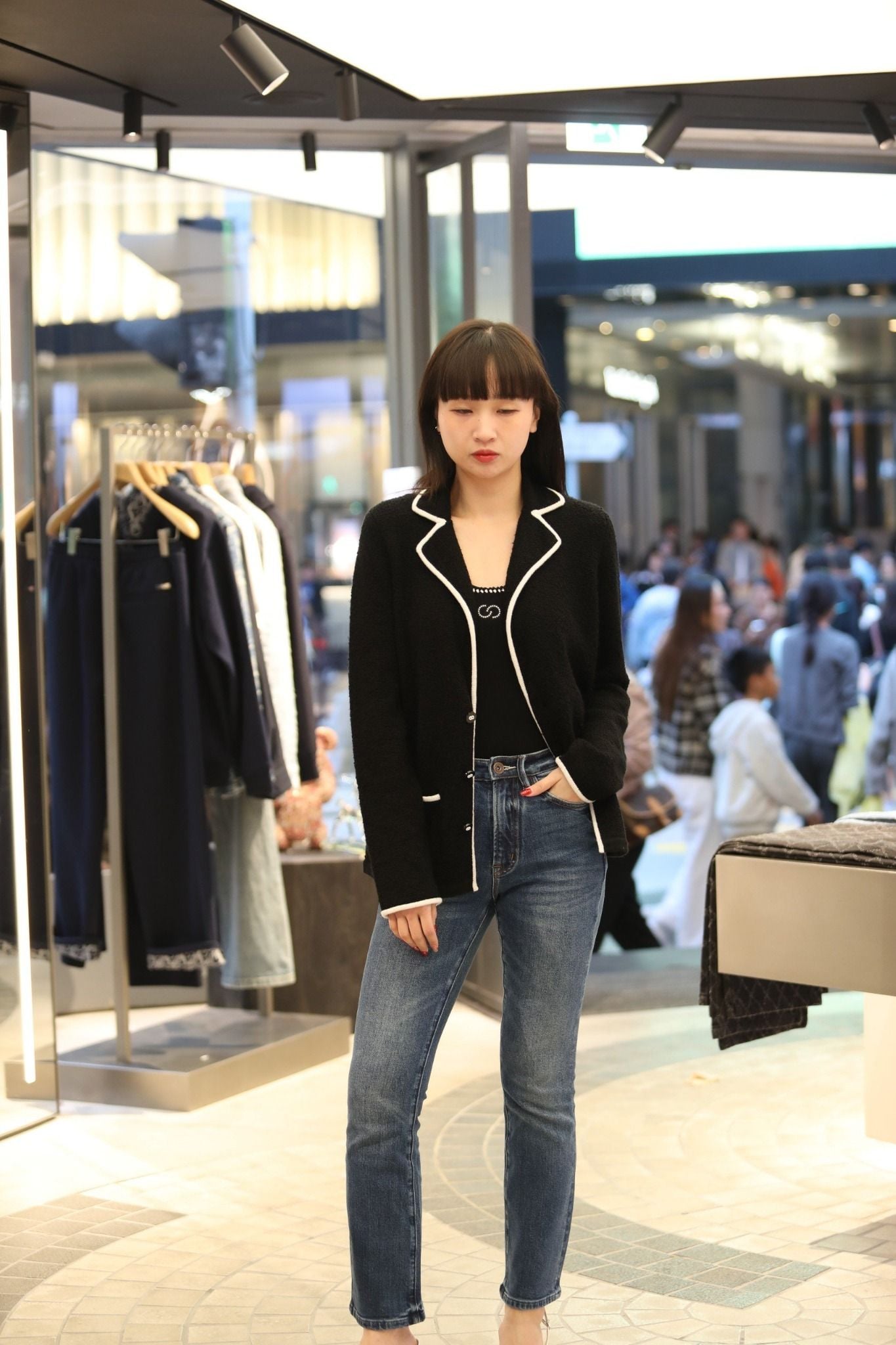  Quần jean xanh ôm, gấu dưới túi logo tròn túi sau 