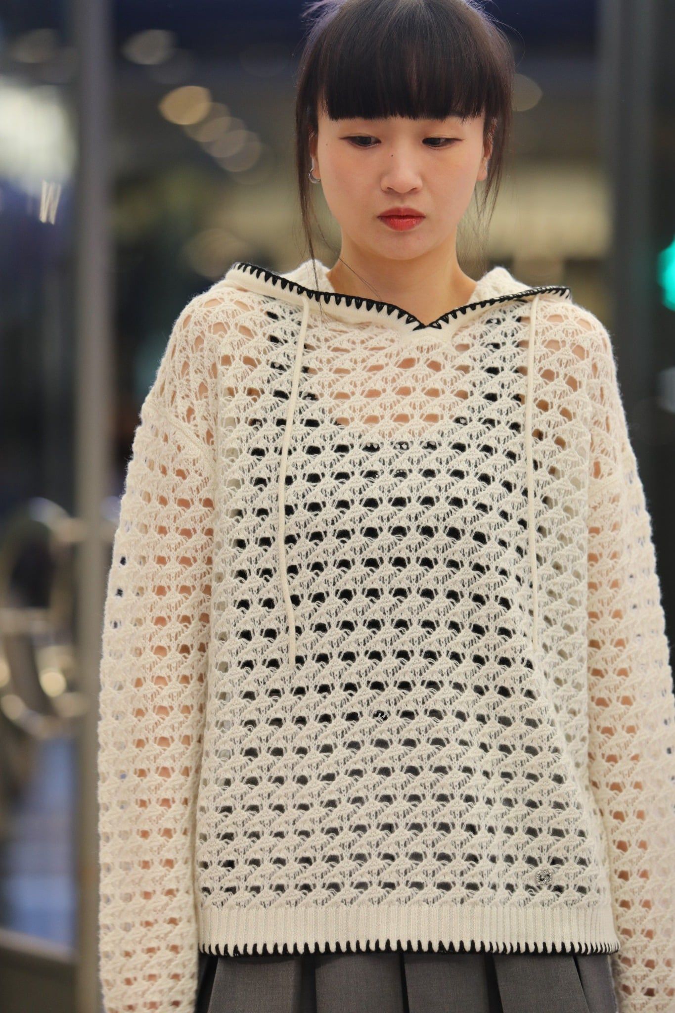  1.Áo len trắng lưới có mũ, viền đen 