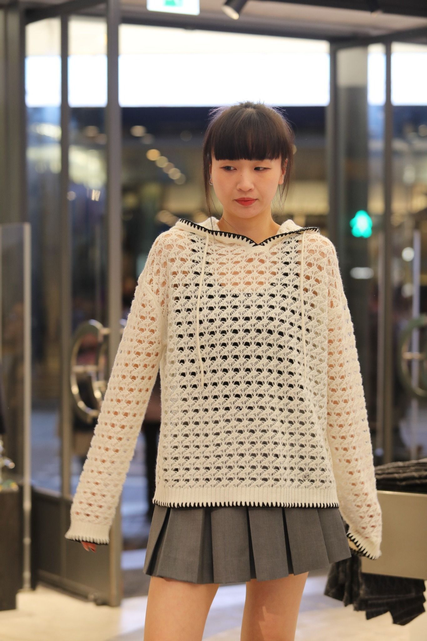  1.Áo len trắng lưới có mũ, viền đen 