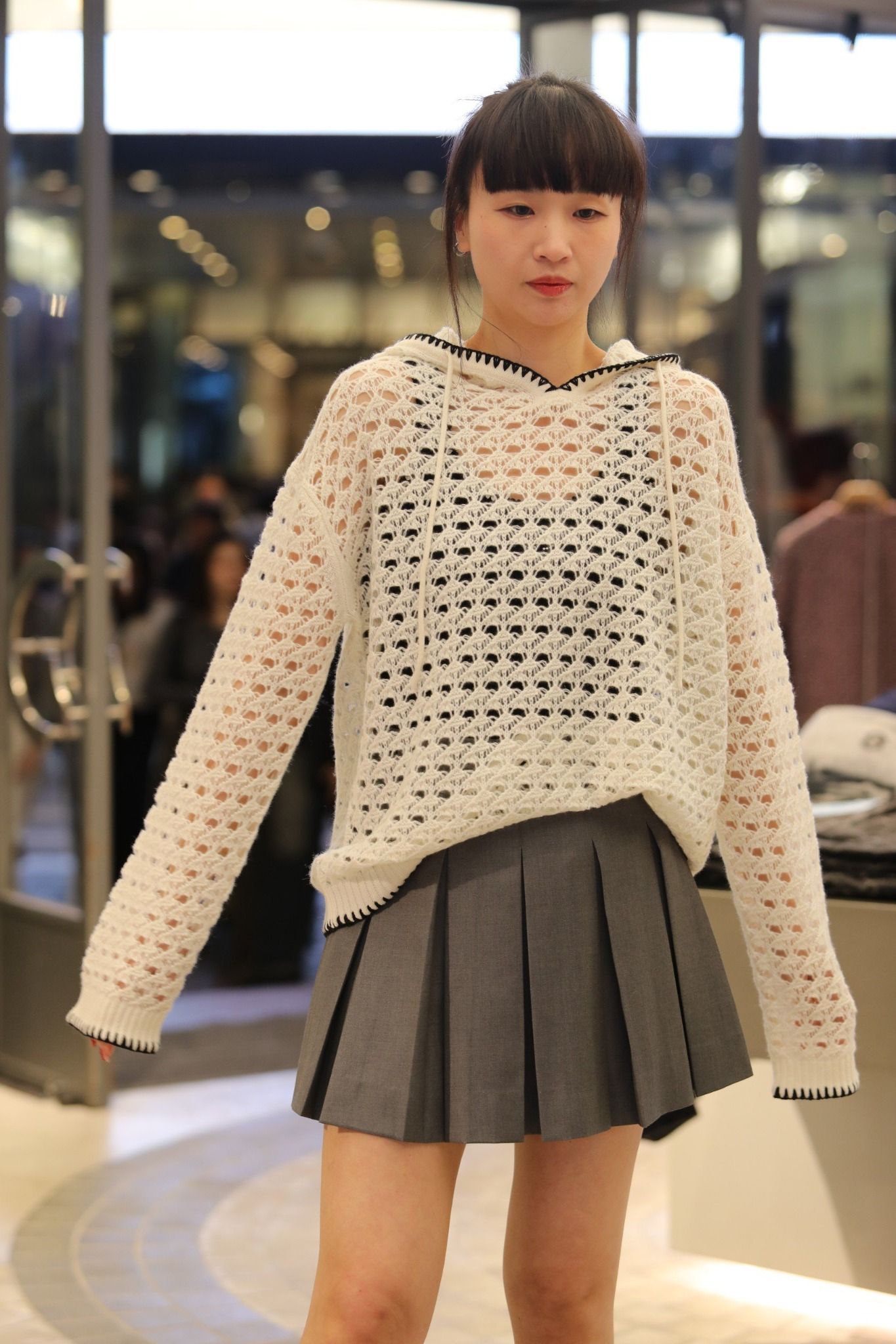  1.Áo len trắng lưới có mũ, viền đen 