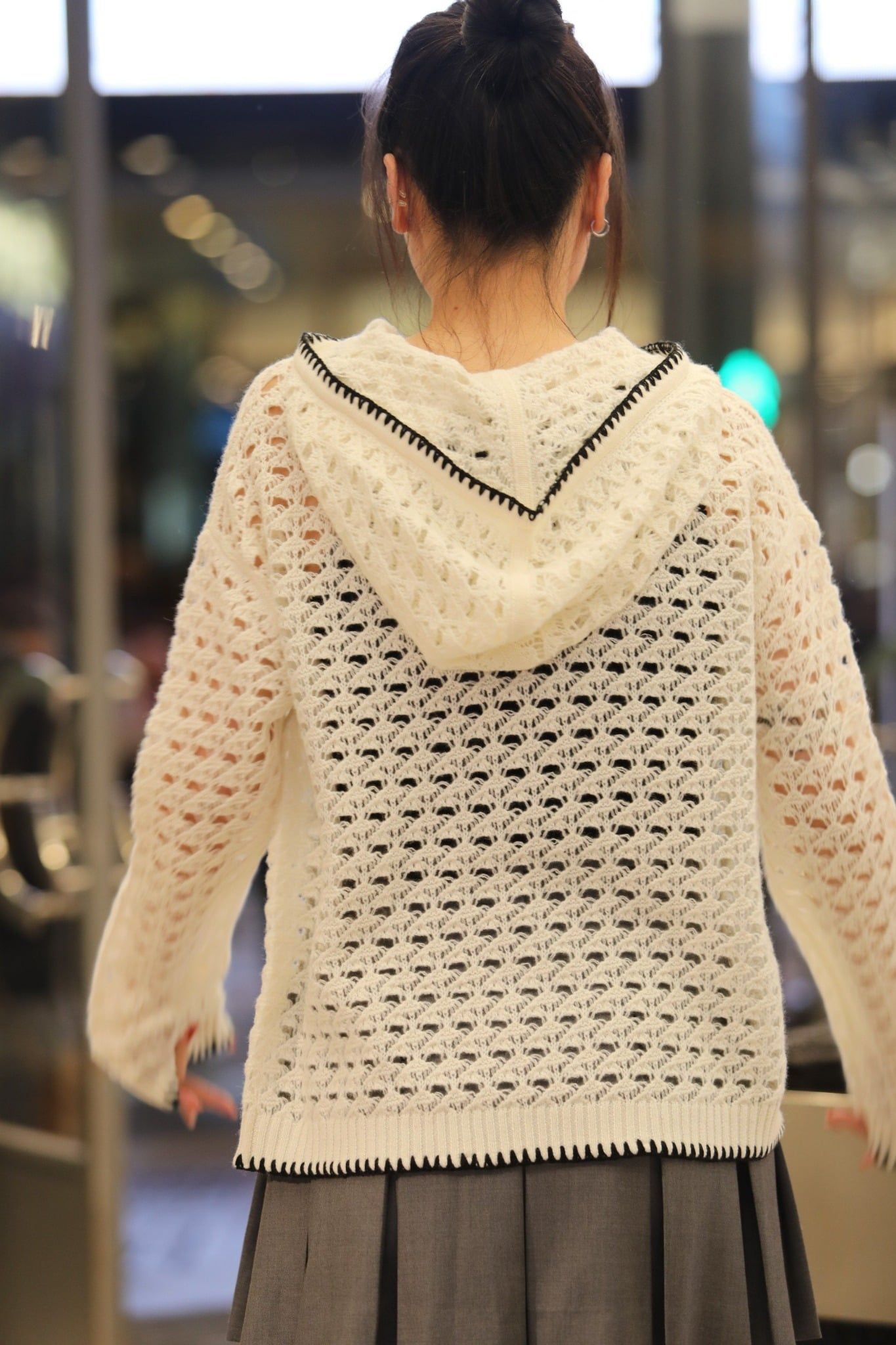  1.Áo len trắng lưới có mũ, viền đen 