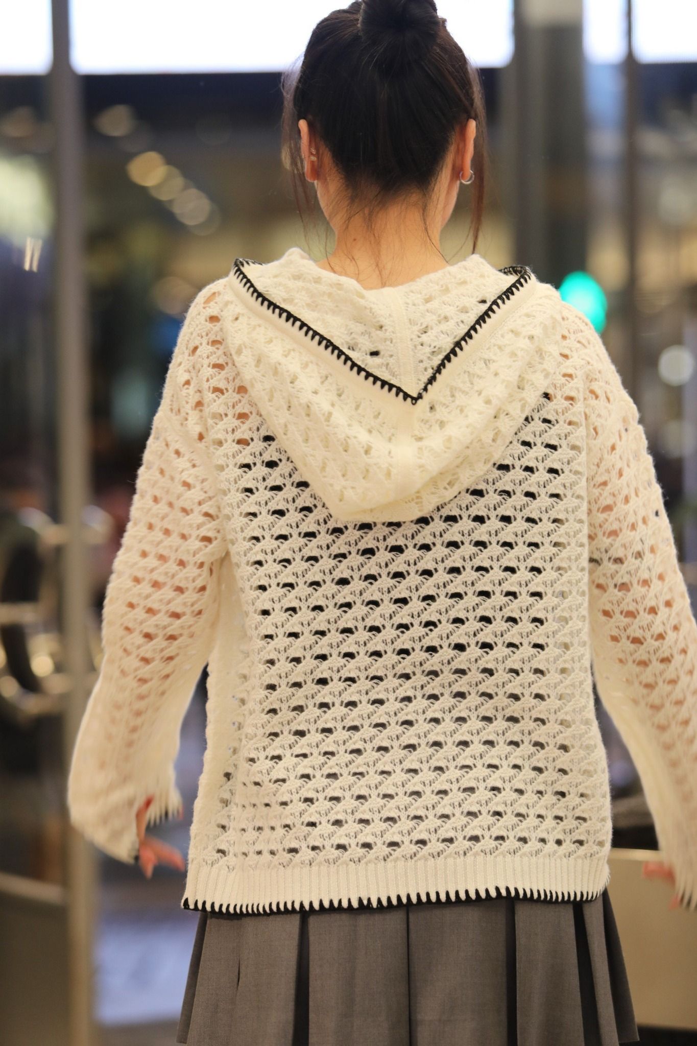  1.Áo len trắng lưới có mũ, viền đen 