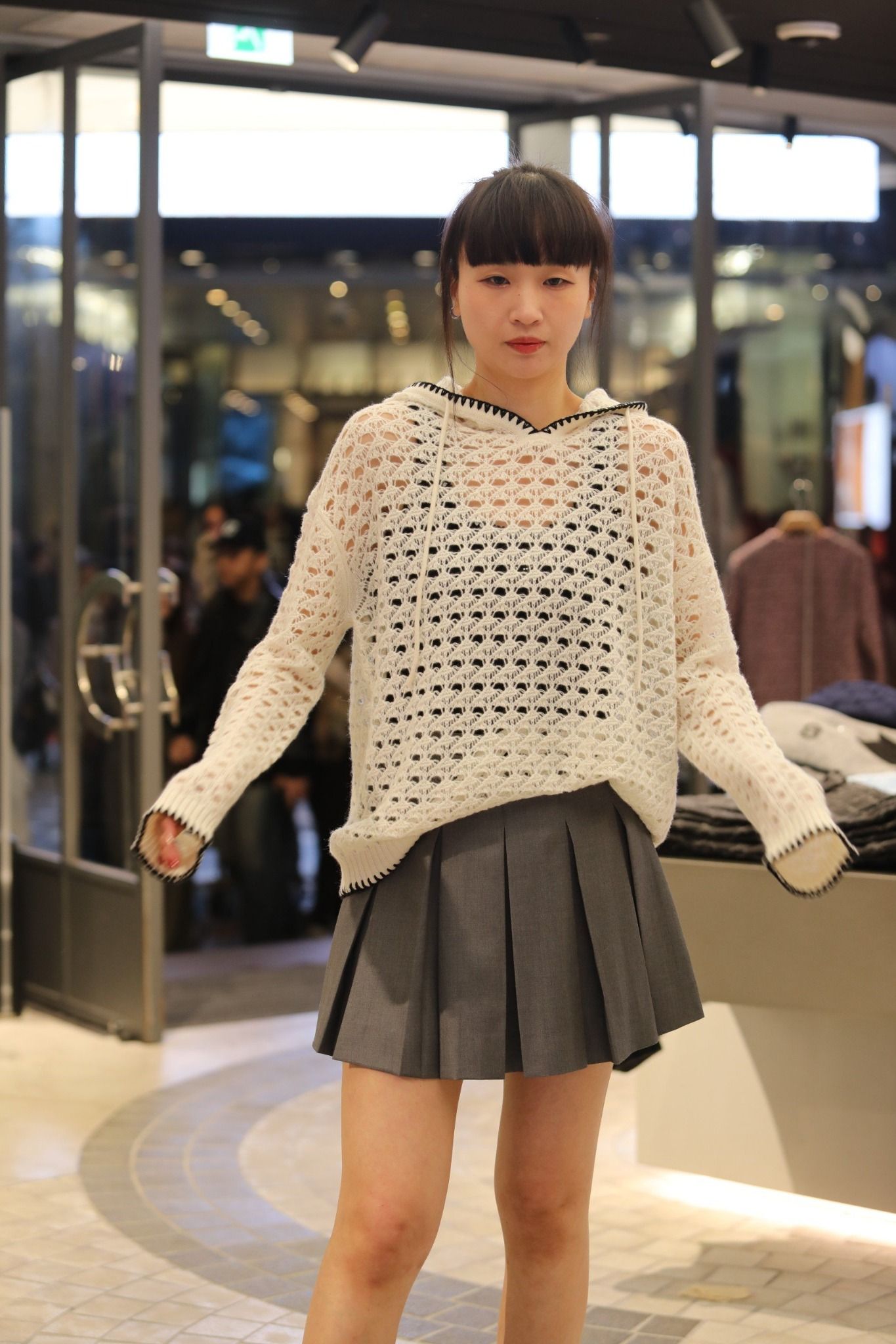  1.Áo len trắng lưới có mũ, viền đen 