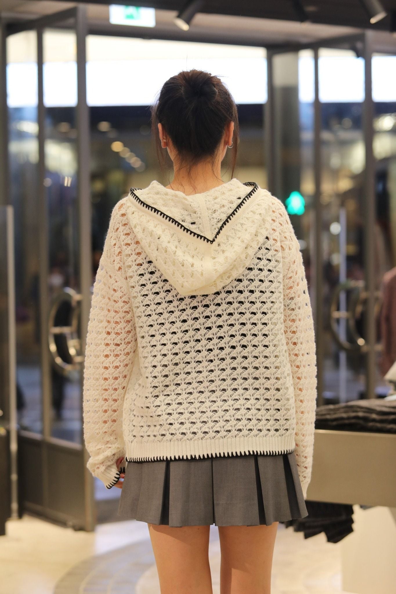  1.Áo len trắng lưới có mũ, viền đen 