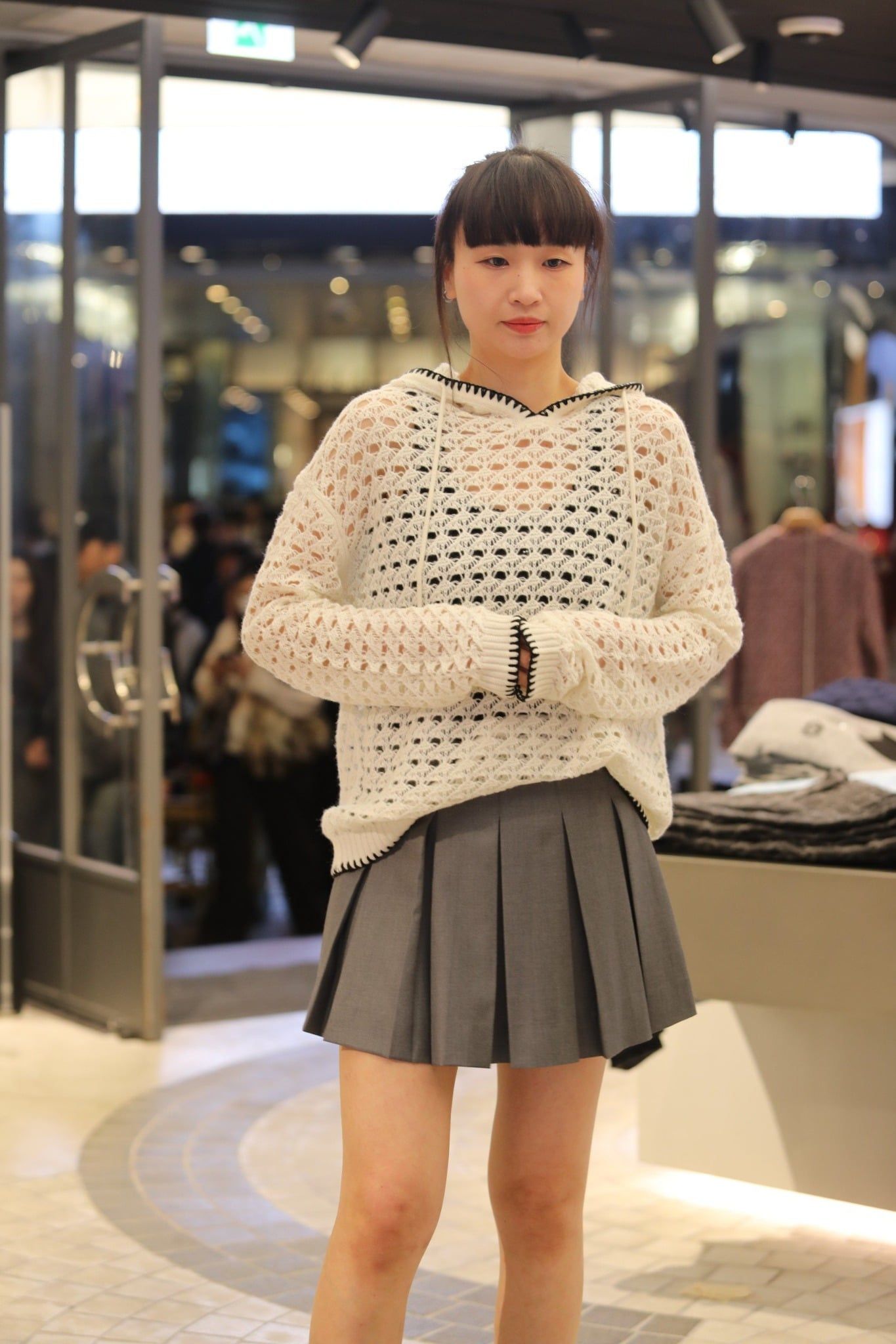  1.Áo len trắng lưới có mũ, viền đen 